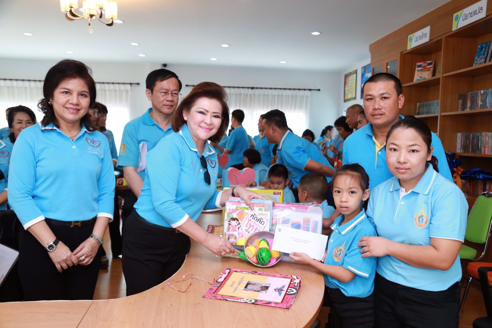 165 นายกสมาคมภริยาฯ นำคณะกรรมการสมาคมฯ เยี่ยมชมโครงการ "ศูนย์ส่งเสริมความรู้สู่อนาคต" และ โครงการ "สานรักสานฝันรางวัลแด่น้อง" ของศูนย์พัฒนาปิโตรเลียมภาคเหนือ