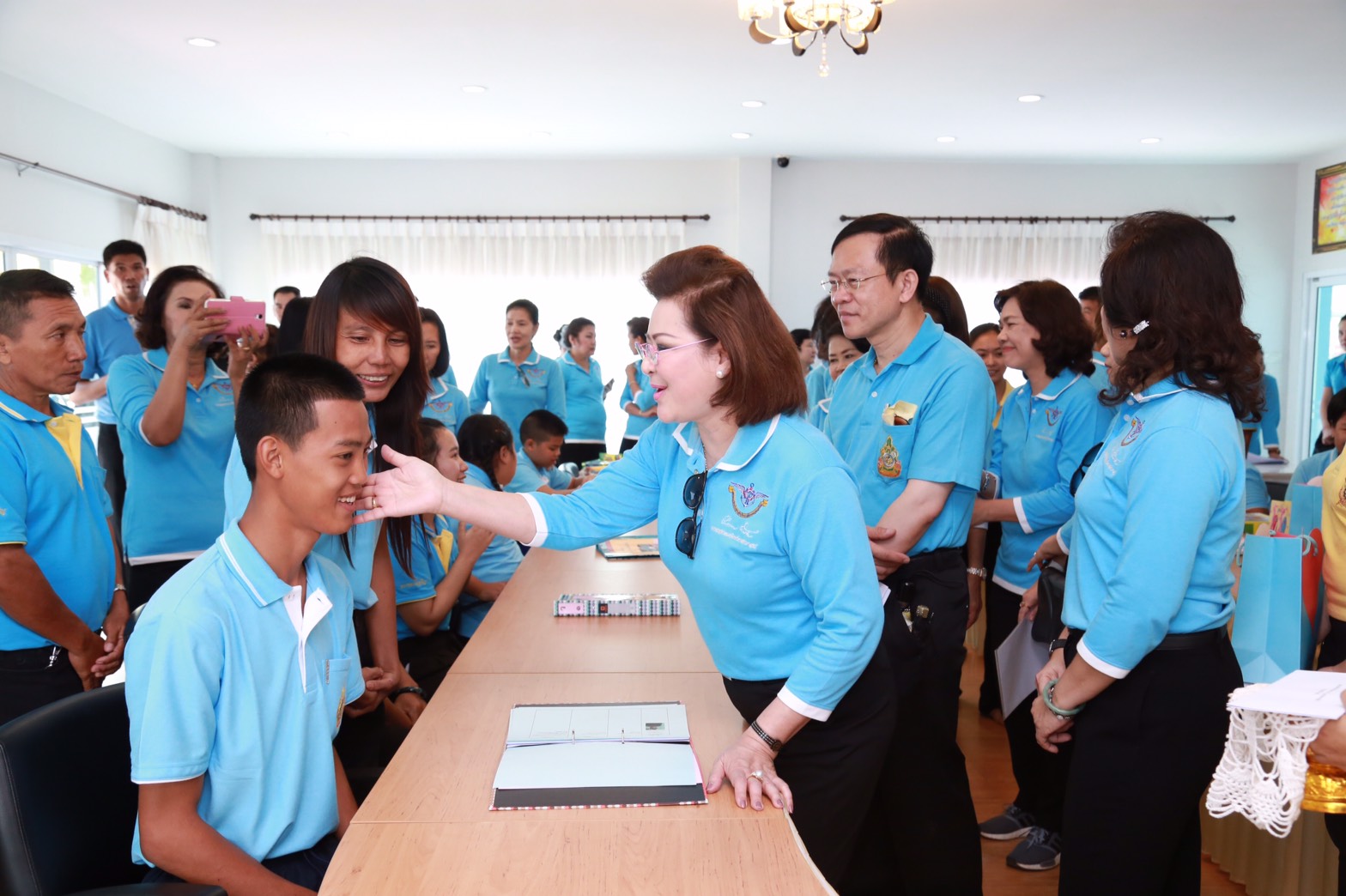 165 นายกสมาคมภริยาฯ นำคณะกรรมการสมาคมฯ เยี่ยมชมโครงการ "ศูนย์ส่งเสริมความรู้สู่อนาคต" และ โครงการ "สานรักสานฝันรางวัลแด่น้อง" ของศูนย์พัฒนาปิโตรเลียมภาคเหนือ