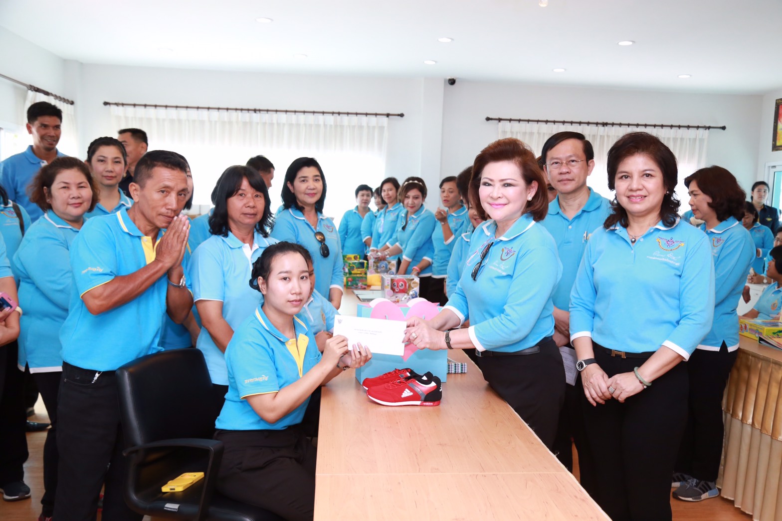 165 นายกสมาคมภริยาฯ นำคณะกรรมการสมาคมฯ เยี่ยมชมโครงการ "ศูนย์ส่งเสริมความรู้สู่อนาคต" และ โครงการ "สานรักสานฝันรางวัลแด่น้อง" ของศูนย์พัฒนาปิโตรเลียมภาคเหนือ