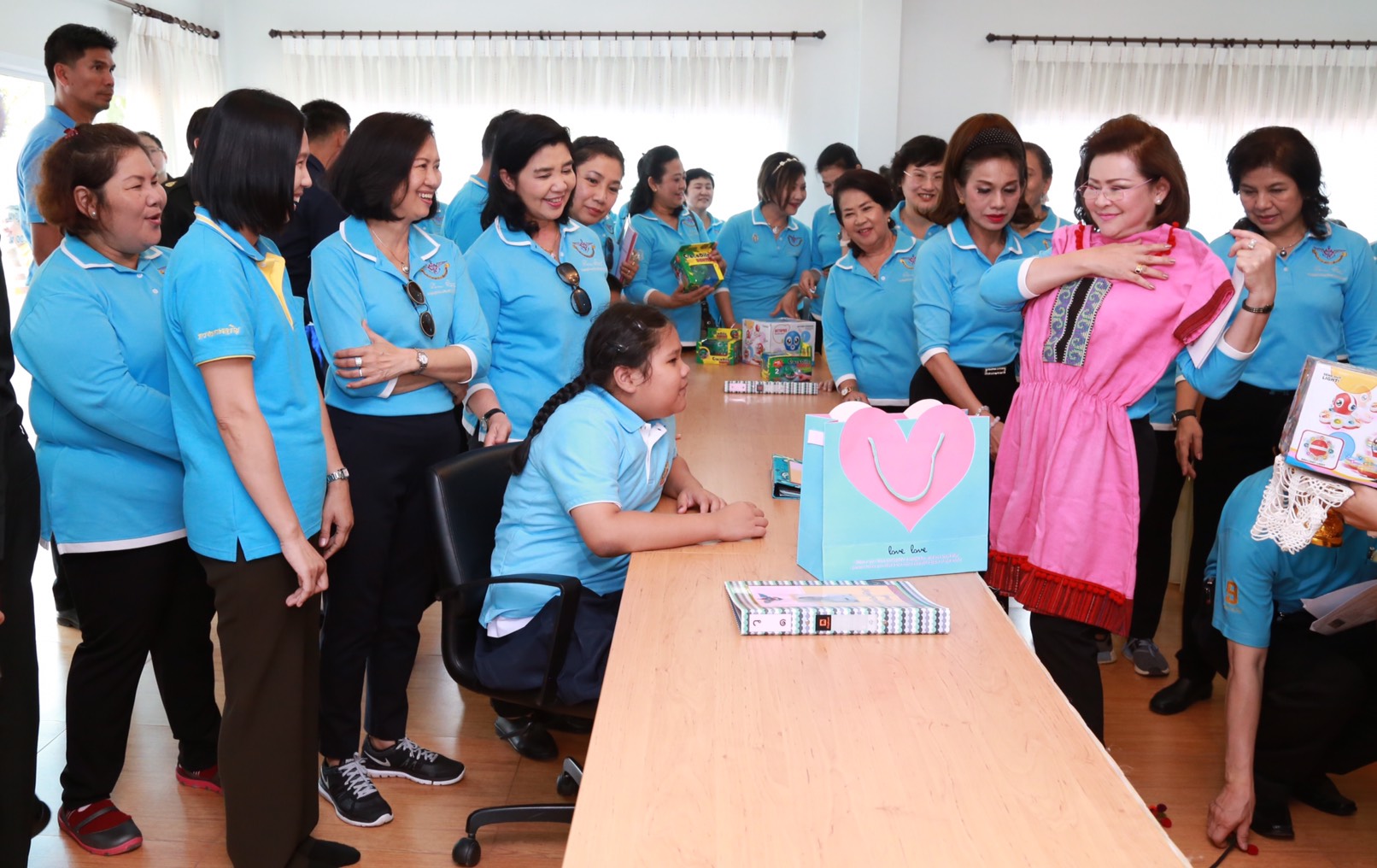 165 นายกสมาคมภริยาฯ นำคณะกรรมการสมาคมฯ เยี่ยมชมโครงการ "ศูนย์ส่งเสริมความรู้สู่อนาคต" และ โครงการ "สานรักสานฝันรางวัลแด่น้อง" ของศูนย์พัฒนาปิโตรเลียมภาคเหนือ