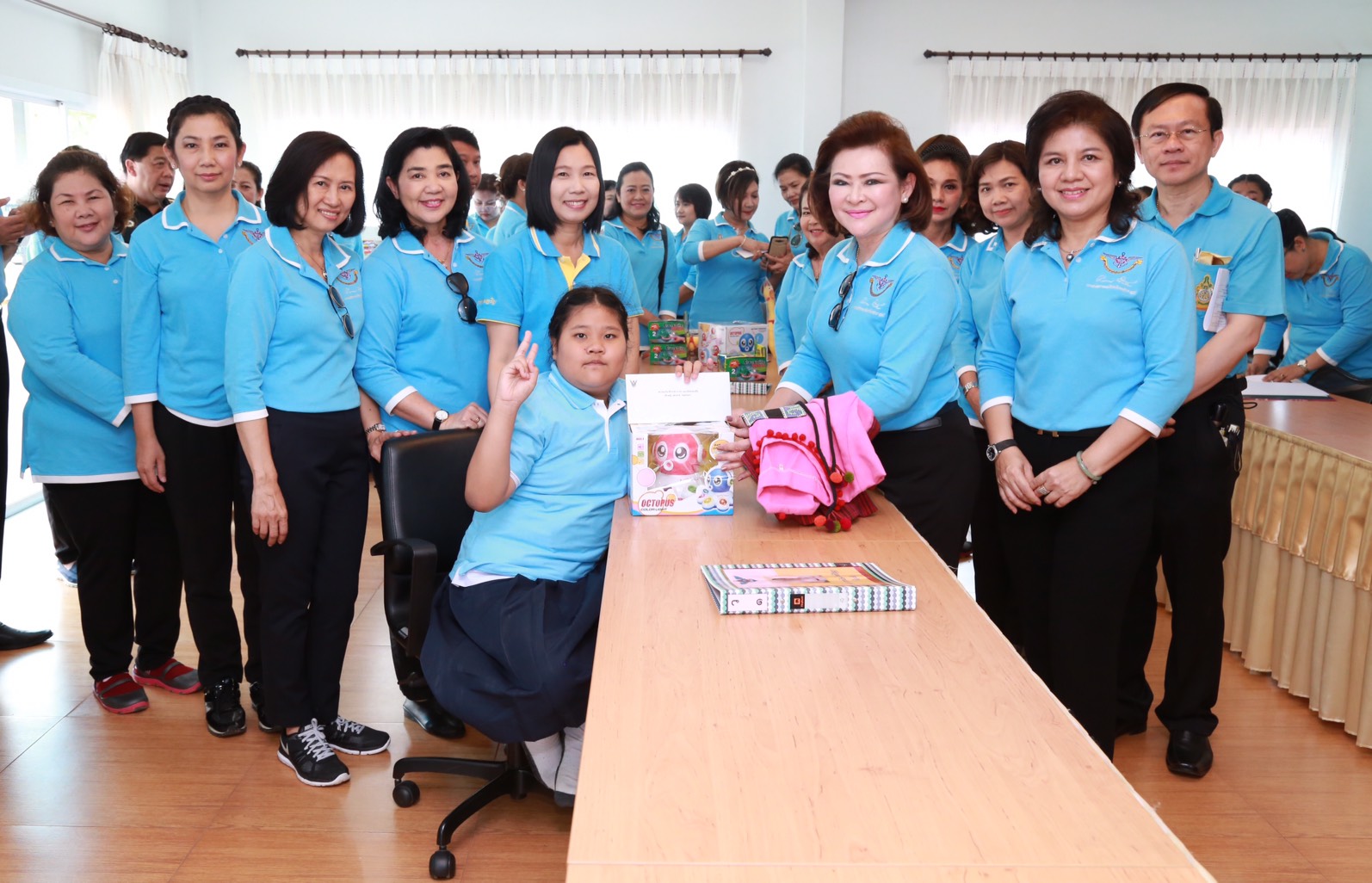165 นายกสมาคมภริยาฯ นำคณะกรรมการสมาคมฯ เยี่ยมชมโครงการ "ศูนย์ส่งเสริมความรู้สู่อนาคต" และ โครงการ "สานรักสานฝันรางวัลแด่น้อง" ของศูนย์พัฒนาปิโตรเลียมภาคเหนือ