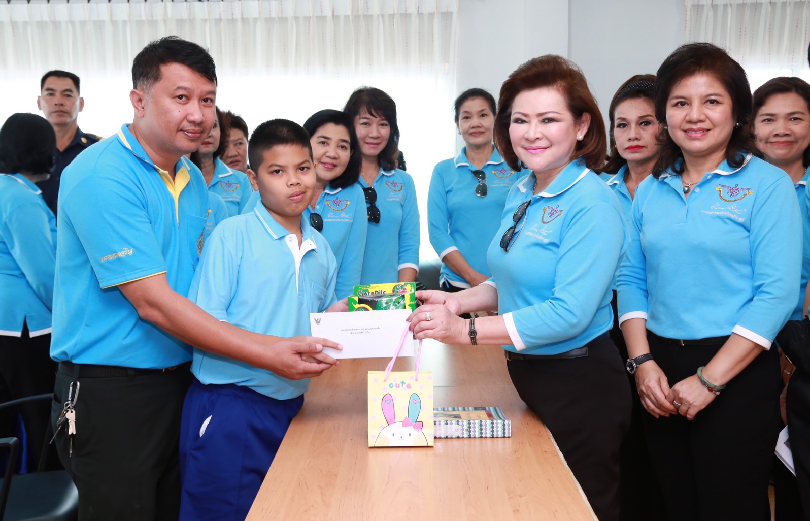 165 นายกสมาคมภริยาฯ นำคณะกรรมการสมาคมฯ เยี่ยมชมโครงการ "ศูนย์ส่งเสริมความรู้สู่อนาคต" และ โครงการ "สานรักสานฝันรางวัลแด่น้อง" ของศูนย์พัฒนาปิโตรเลียมภาคเหนือ