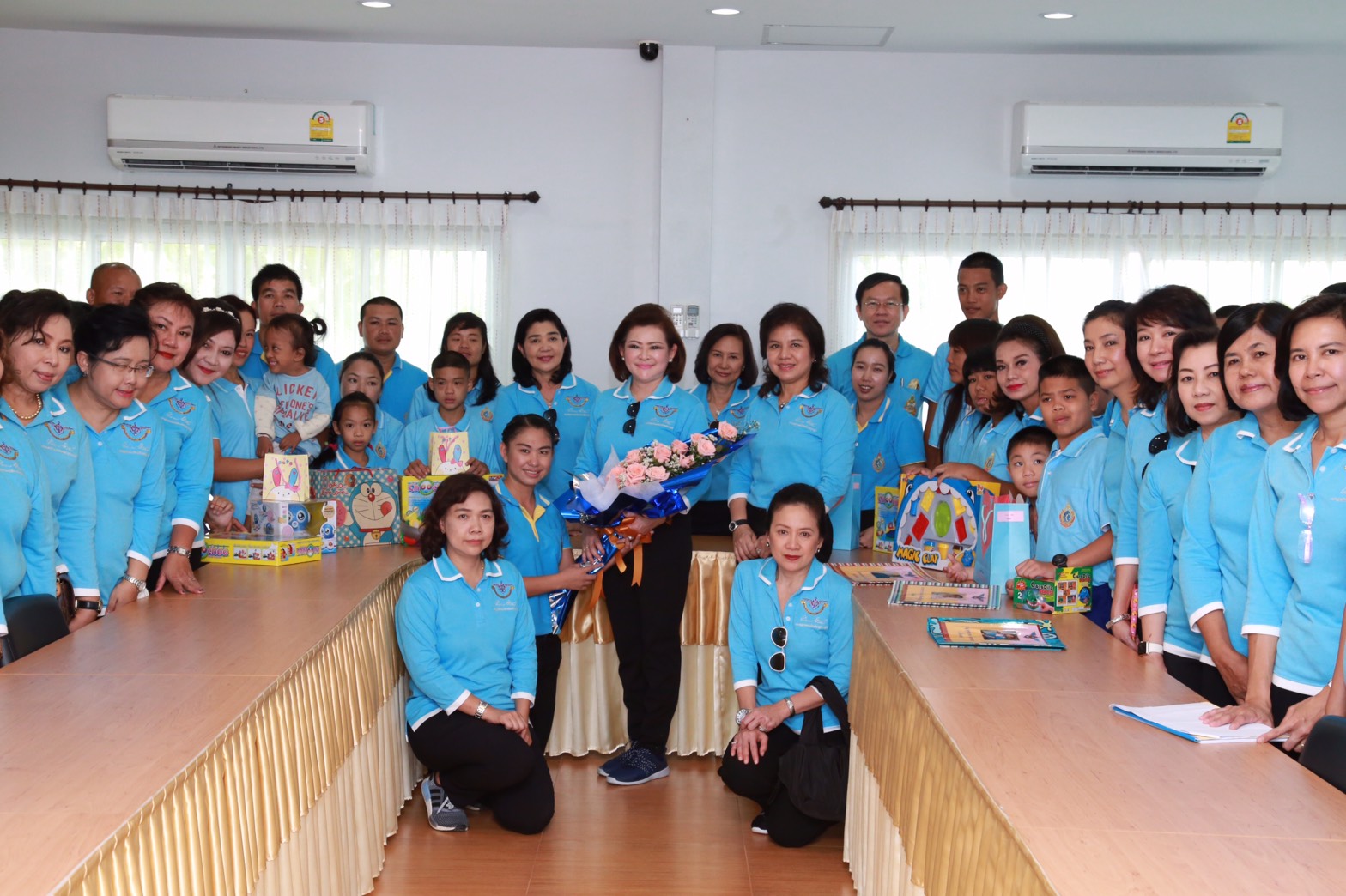 165 นายกสมาคมภริยาฯ นำคณะกรรมการสมาคมฯ เยี่ยมชมโครงการ "ศูนย์ส่งเสริมความรู้สู่อนาคต" และ โครงการ "สานรักสานฝันรางวัลแด่น้อง" ของศูนย์พัฒนาปิโตรเลียมภาคเหนือ