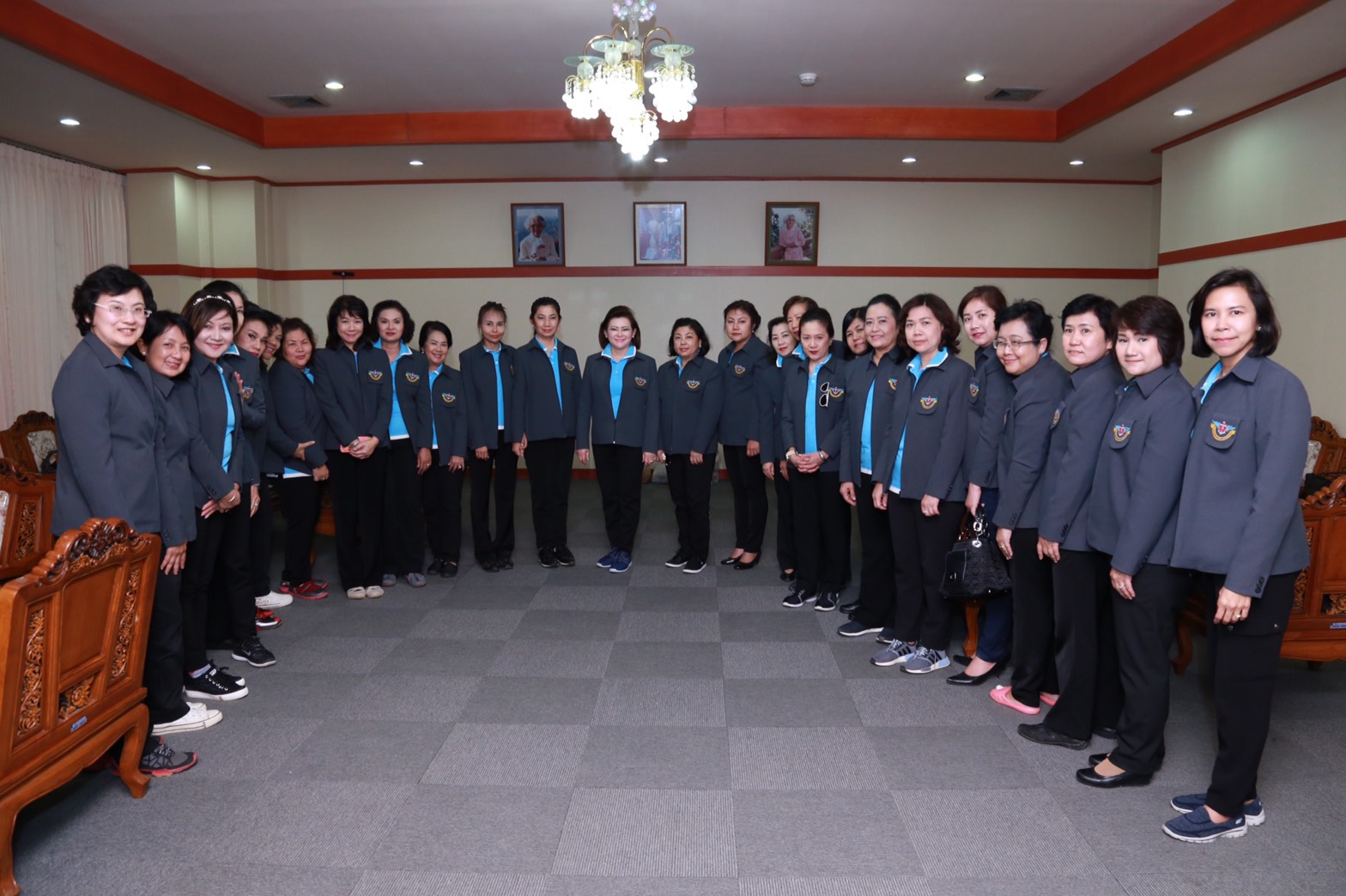 166 นายกสมาคมภริยาฯ ขอบคุณเจ้ากรมการพลังงานทหาร ผู้อำนวยการศูนย์พัฒนาปิโตรเลี่ยมภาคเหนือและข้าราชการในพื้นที่ที่ให้การสนับสนุน ให้การต้อนรับและอำนวยความสะดวกตลอด2วันในพื้นที่ และนำคณะเดินทางกลับกรุงเทพมหานคร อย่างเรียบร้อย
