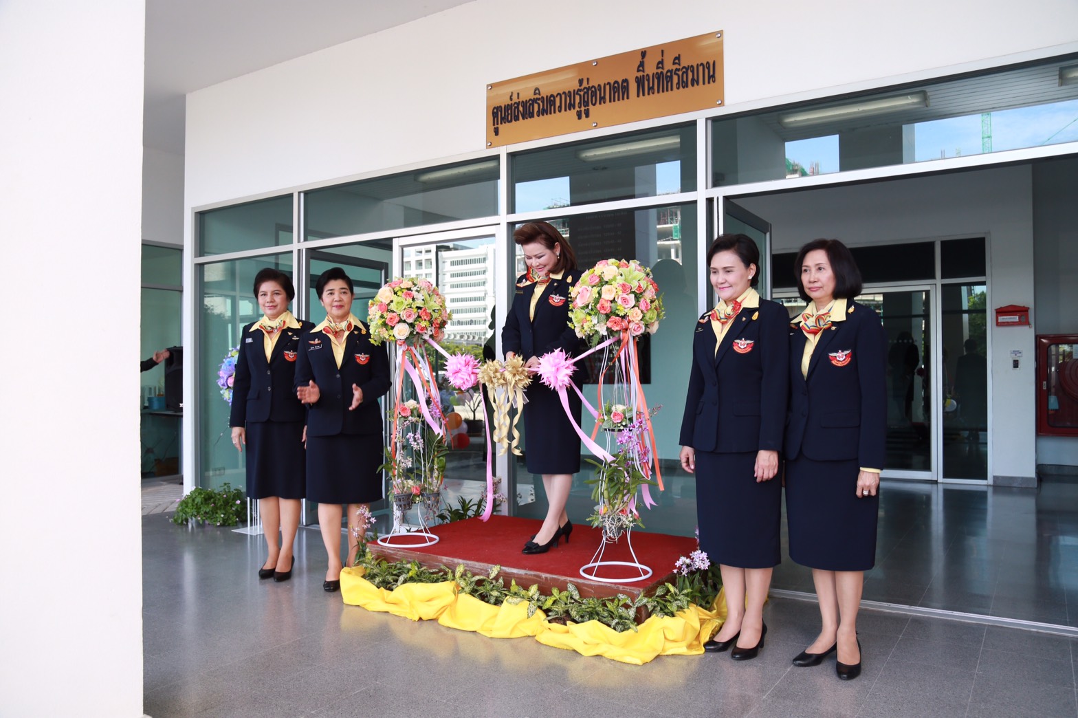 168 นายกสมาคมภริยาฯ เป็นประธาน เปิด "ศูนย์ส่งเสริมความรู้สู่อนาคต" ณ.อาคารนายทหารชั้นนายพล พื้นที่ศรีสมาน