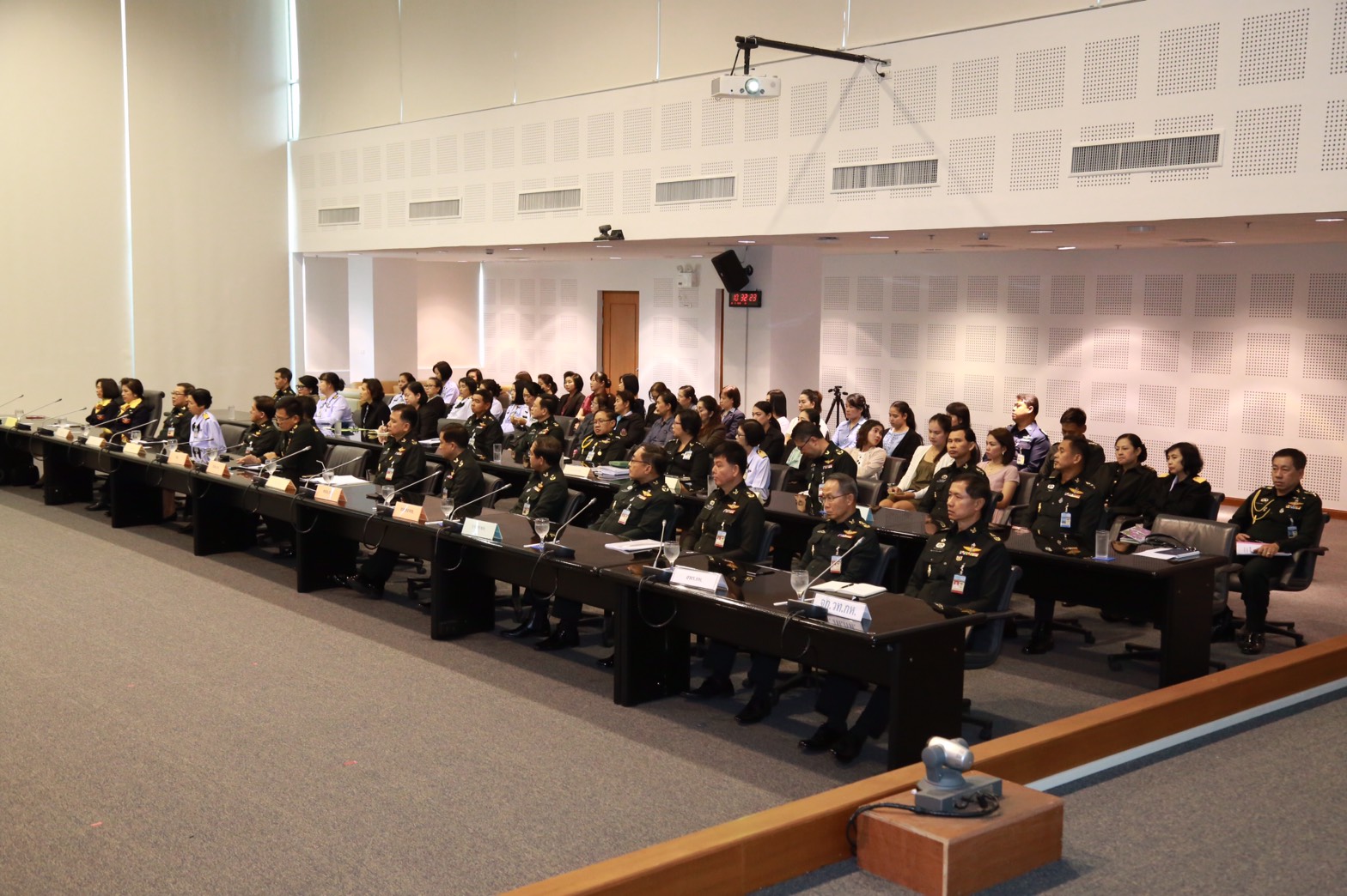169 นายกสมาคมภริยาฯ เป็นประธานประชุมคณะกรรมการสมาคมภริยาฯ พร้อมทั้งมอบโล่เกียรติคุณ ณ.ห้องประชุมชั้น๖ อาคารสำนักงานปลัดกระทรวงกลาโหม พื้นที่ศรีสมาน