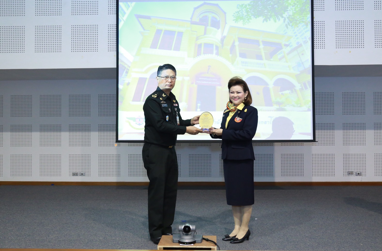 169 นายกสมาคมภริยาฯ เป็นประธานประชุมคณะกรรมการสมาคมภริยาฯ พร้อมทั้งมอบโล่เกียรติคุณ ณ.ห้องประชุมชั้น๖ อาคารสำนักงานปลัดกระทรวงกลาโหม พื้นที่ศรีสมาน