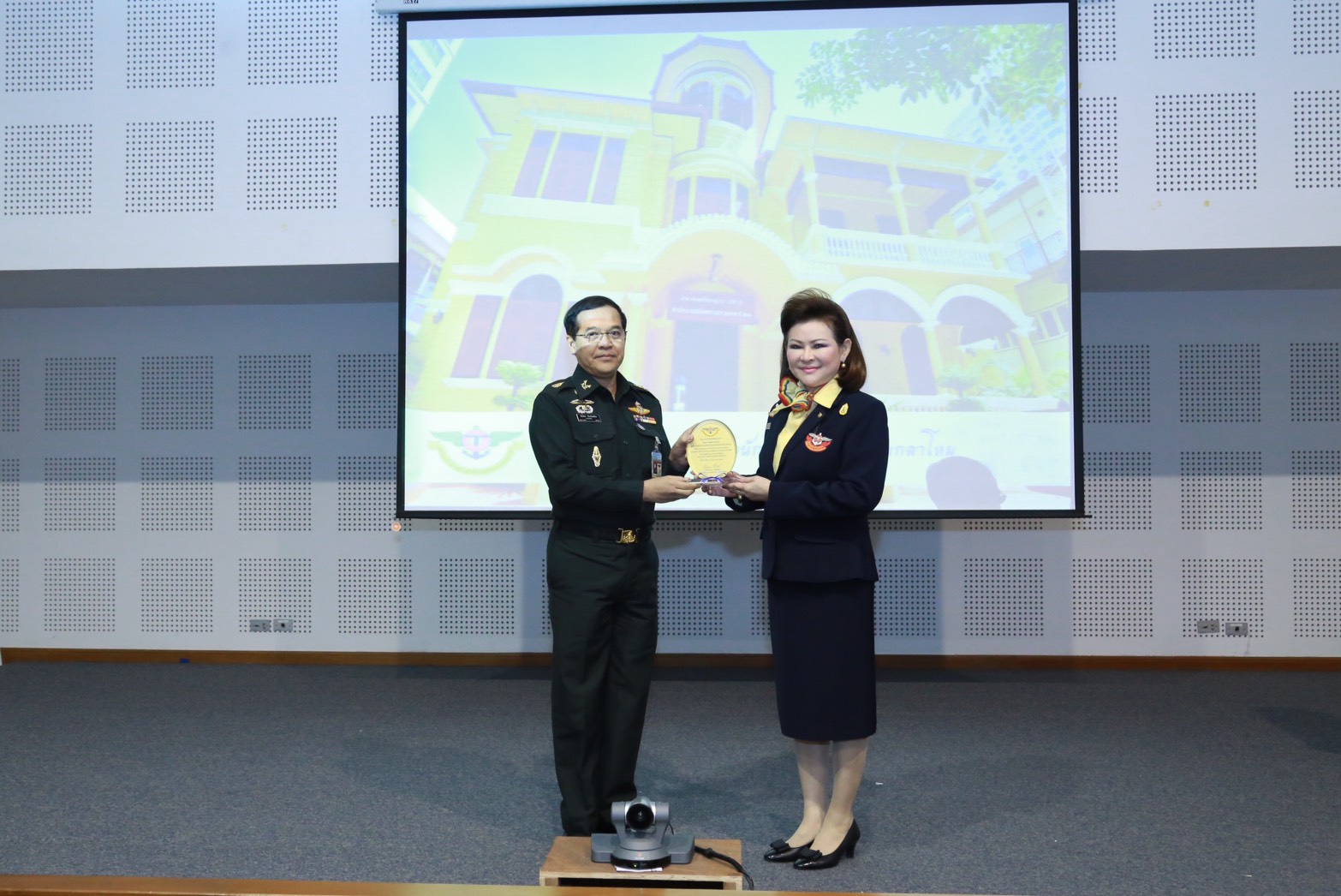 169 นายกสมาคมภริยาฯ เป็นประธานประชุมคณะกรรมการสมาคมภริยาฯ พร้อมทั้งมอบโล่เกียรติคุณ ณ.ห้องประชุมชั้น๖ อาคารสำนักงานปลัดกระทรวงกลาโหม พื้นที่ศรีสมาน
