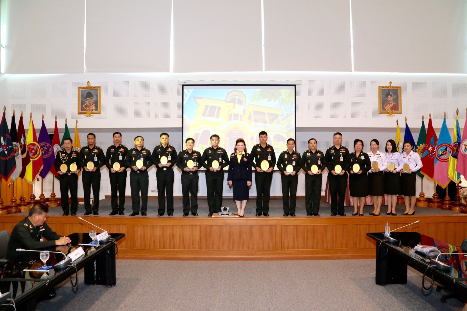 169 นายกสมาคมภริยาฯ เป็นประธานประชุมคณะกรรมการสมาคมภริยาฯ พร้อมทั้งมอบโล่เกียรติคุณ ณ.ห้องประชุมชั้น๖ อาคารสำนักงานปลัดกระทรวงกลาโหม พื้นที่ศรีสมาน