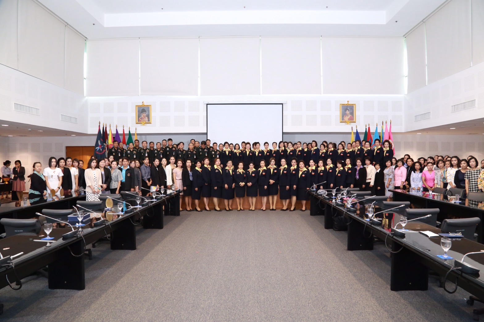 169 นายกสมาคมภริยาฯ เป็นประธานประชุมคณะกรรมการสมาคมภริยาฯ พร้อมทั้งมอบโล่เกียรติคุณ ณ.ห้องประชุมชั้น๖ อาคารสำนักงานปลัดกระทรวงกลาโหม พื้นที่ศรีสมาน