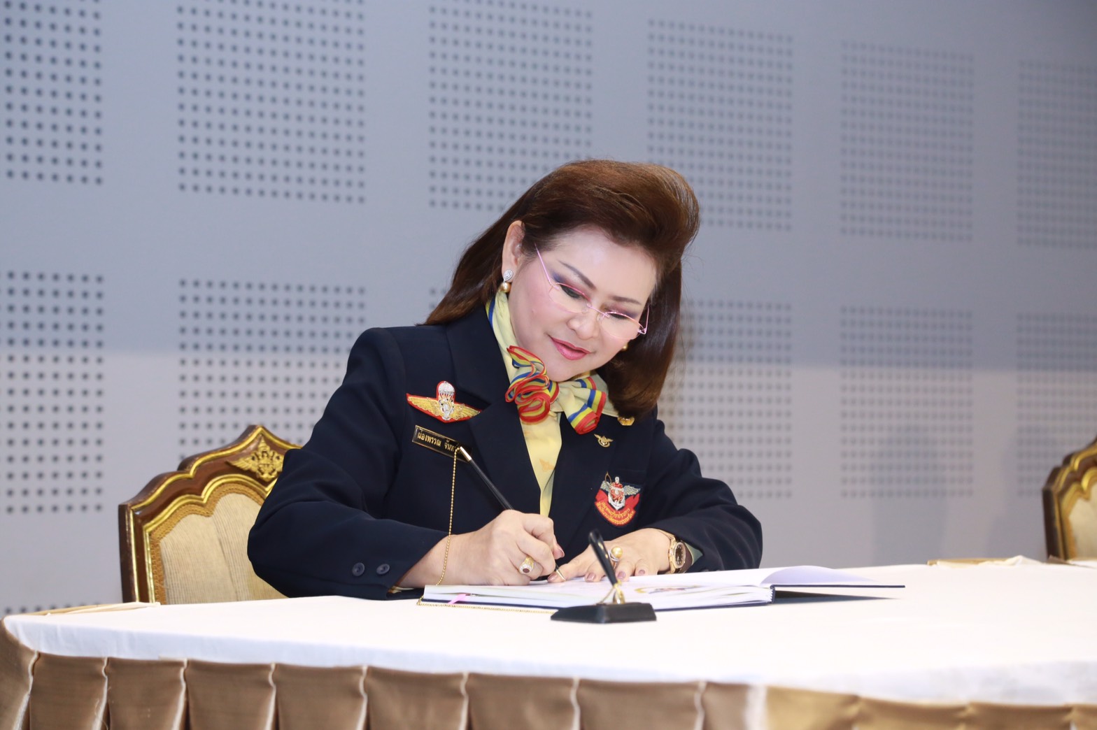001 พิธีรับ-ส่งหน้าที่ นายกสมาคมภริยาฯ ณ.ห้องประชุมชั้น๖ อาคารสำนักงานปลัดกระทรวงกลาโหม(พื้นที่ศรีสมาน)