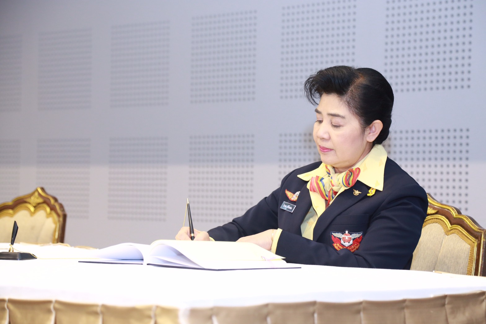 001 พิธีรับ-ส่งหน้าที่ นายกสมาคมภริยาฯ ณ.ห้องประชุมชั้น๖ อาคารสำนักงานปลัดกระทรวงกลาโหม(พื้นที่ศรีสมาน)