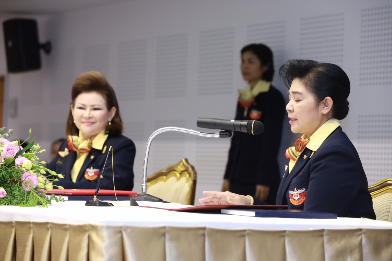 001 พิธีรับ-ส่งหน้าที่ นายกสมาคมภริยาฯ ณ.ห้องประชุมชั้น๖ อาคารสำนักงานปลัดกระทรวงกลาโหม(พื้นที่ศรีสมาน)