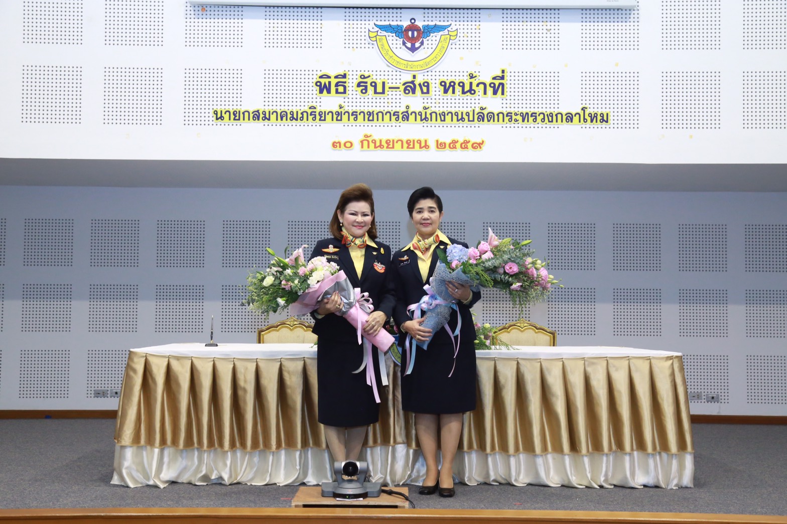 001 พิธีรับ-ส่งหน้าที่ นายกสมาคมภริยาฯ ณ.ห้องประชุมชั้น๖ อาคารสำนักงานปลัดกระทรวงกลาโหม(พื้นที่ศรีสมาน)