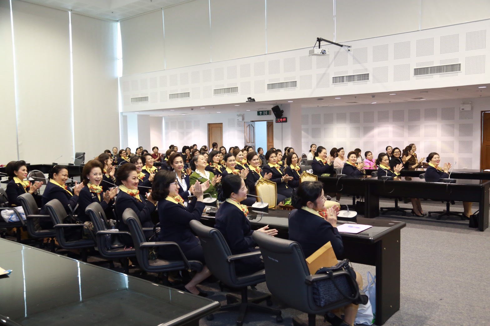 001 พิธีรับ-ส่งหน้าที่ นายกสมาคมภริยาฯ ณ.ห้องประชุมชั้น๖ อาคารสำนักงานปลัดกระทรวงกลาโหม(พื้นที่ศรีสมาน)