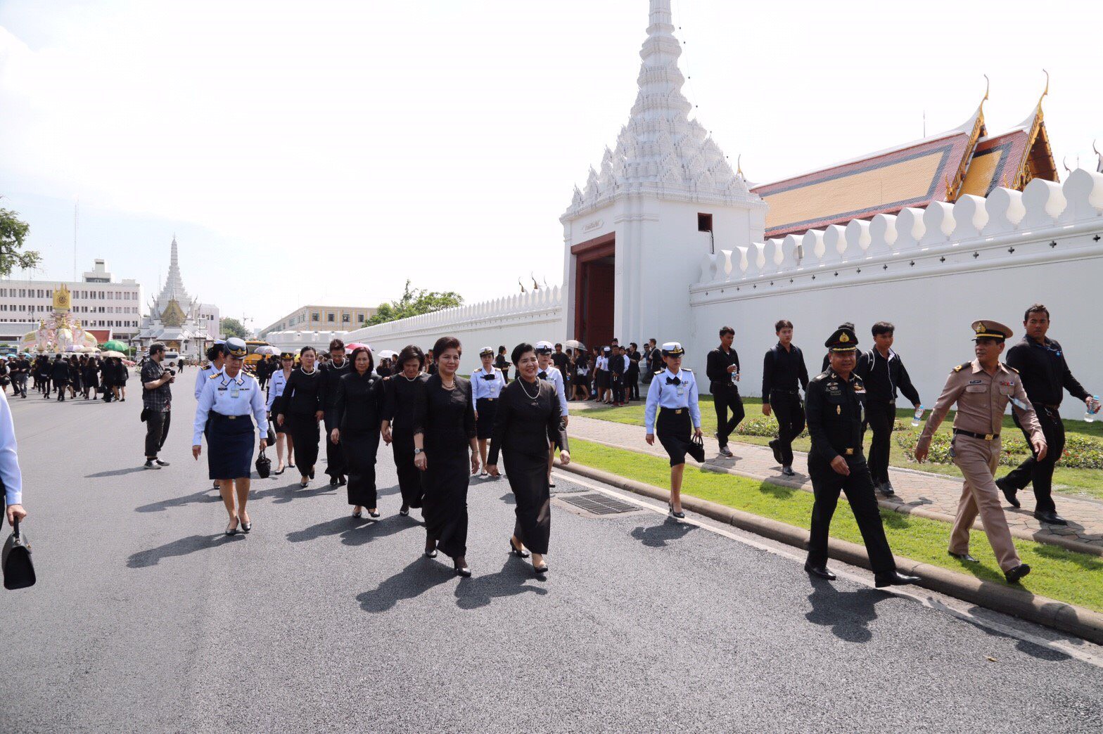 005 เมื่อ 14 ตุลาคม 2559 นายกสมาคมภริยาฯ พร้อมคณะกรรมการสมาคมฯ ได้เข้าถวายน้ำสรงพระบรมศพพระบาทสม...