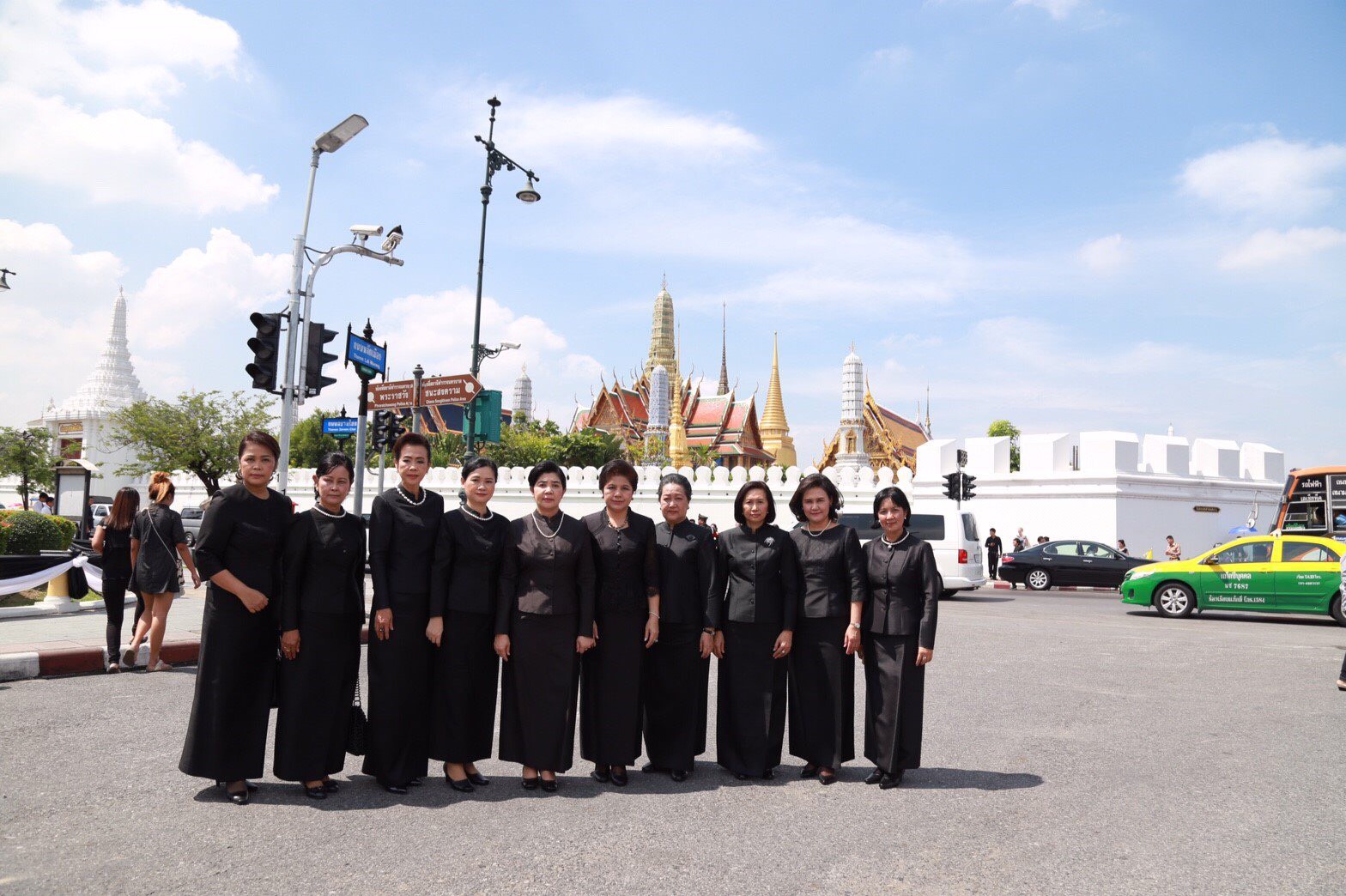 005 เมื่อ 14 ตุลาคม 2559 นายกสมาคมภริยาฯ พร้อมคณะกรรมการสมาคมฯ ได้เข้าถวายน้ำสรงพระบรมศพพระบาทสมเด็จพระปรมินทรมหาภูมิพลอดุลยเดช ณ ศาลาสหทัยสมาคม ในพระบรมมหาราชวัง