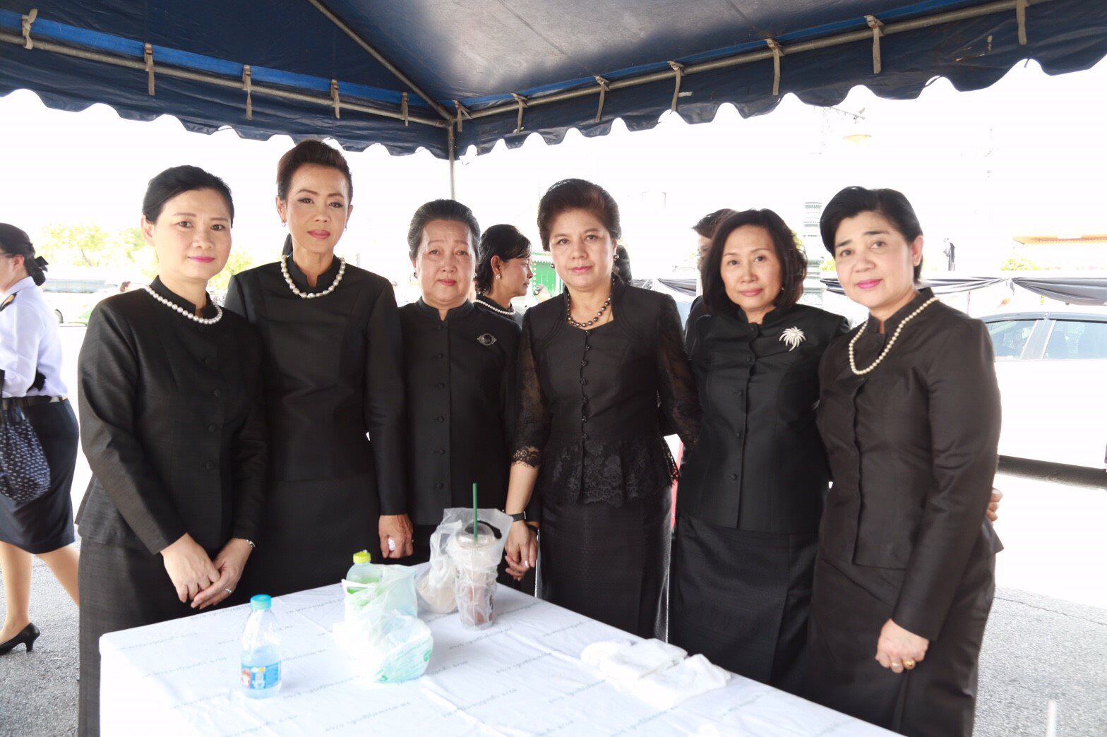 006 เมื่อ 14 ตุลาคม 2559 สมาคมภริยาฯ ร่วมกับสำนักงานแพทย์ฯ จัดสถานที่ให้บริการทางการแพทย์และแจกจ่ายน้ำดื่ม แก่ประชาชนที่เดินทางมาร่วมถวายน้ำสรงพระบรมศพ บริเวณด้านข้างศาลาว่าการกลาโหม ถนนหลักเมือง