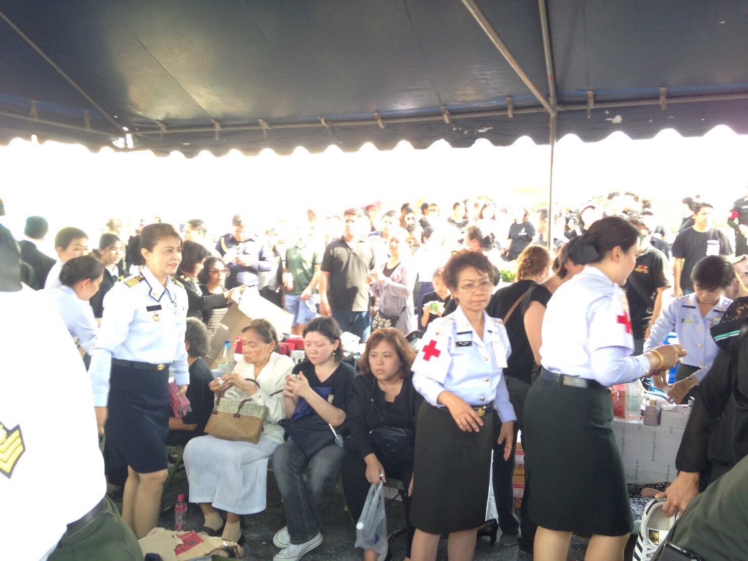 006 เมื่อ 14 ตุลาคม 2559 สมาคมภริยาฯ ร่วมกับสำนักงานแพทย์ฯ จัดสถานที่ให้บริการทางการแพทย์และแจกจ่ายน้ำดื่ม แก่ประชาชนที่เดินทางมาร่วมถวายน้ำสรงพระบรมศพ บริเวณด้านข้างศาลาว่าการกลาโหม ถนนหลักเมือง
