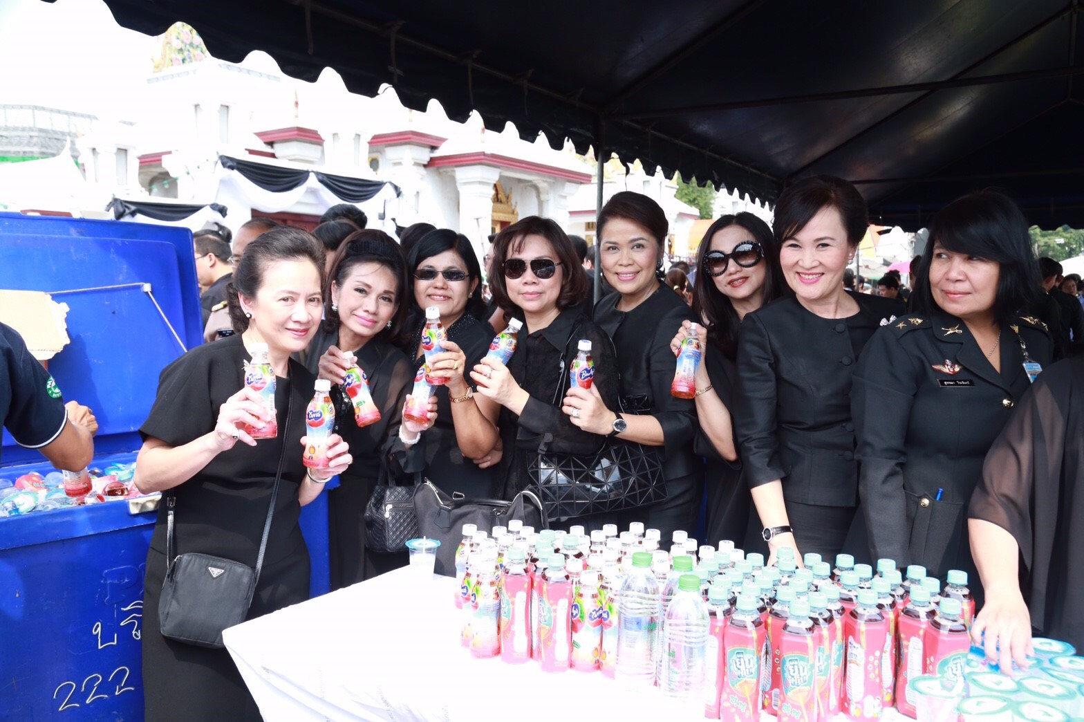 006 เมื่อ 14 ตุลาคม 2559 สมาคมภริยาฯ ร่วมกับสำนักงานแพทย์ฯ จัดสถานที่ให้บริการทางการแพทย์และแจกจ่ายน้ำดื่ม แก่ประชาชนที่เดินทางมาร่วมถวายน้ำสรงพระบรมศพ บริเวณด้านข้างศาลาว่าการกลาโหม ถนนหลักเมือง