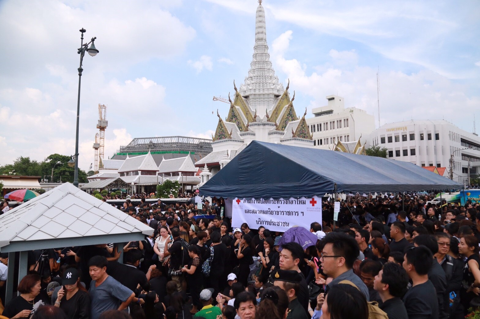 006 เมื่อ 14 ตุลาคม 2559 สมาคมภริยาฯ ร่วมกับสำนักงานแพทย์ฯ จัดสถานที่ให้บริการทางการแพทย์และแจกจ่ายน้ำดื่ม แก่ประชาชนที่เดินทางมาร่วมถวายน้ำสรงพระบรมศพ บริเวณด้านข้างศาลาว่าการกลาโหม ถนนหลักเมือง