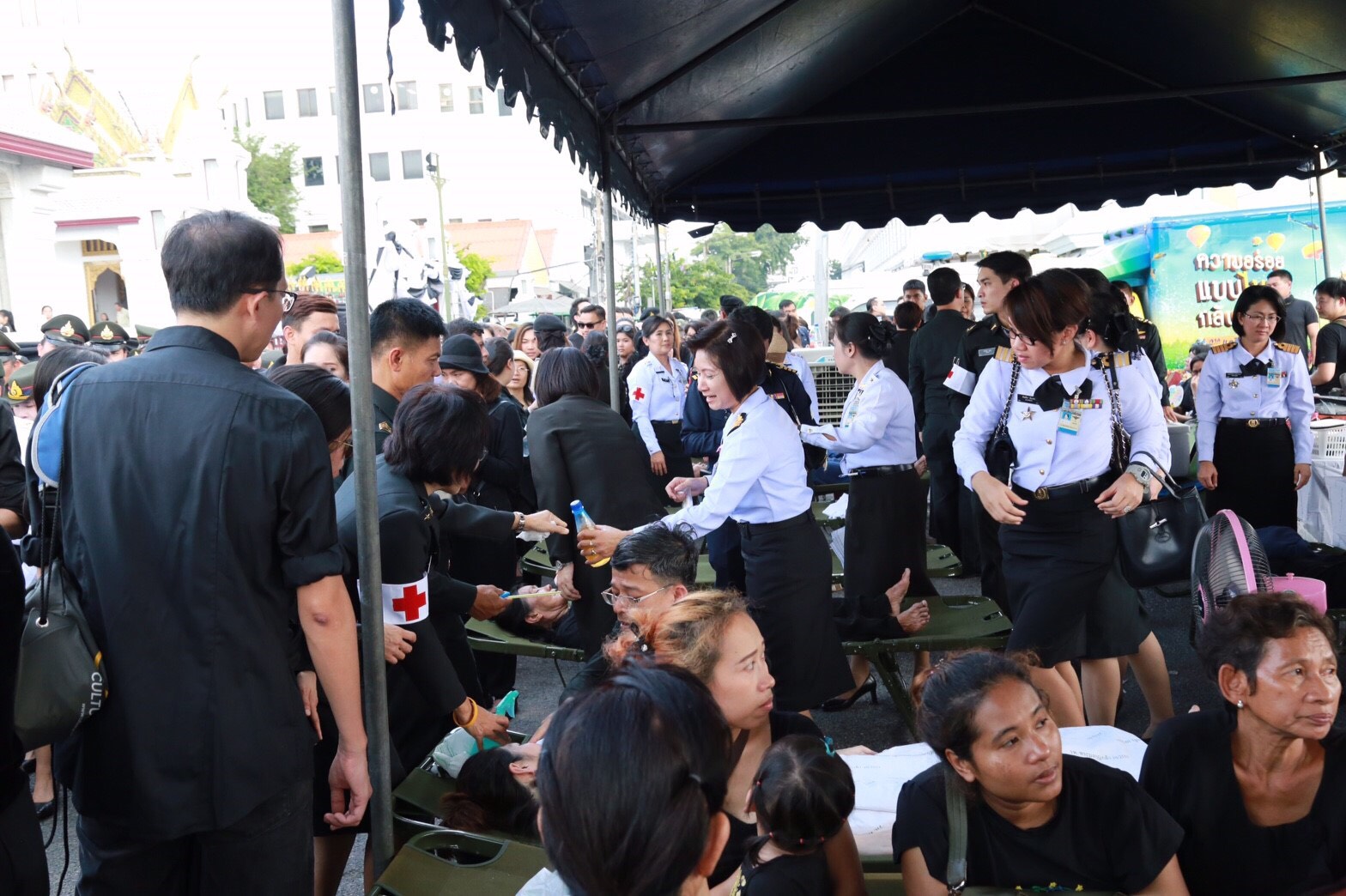 006 เมื่อ 14 ตุลาคม 2559 สมาคมภริยาฯ ร่วมกับสำนักงานแพทย์ฯ จัดสถานที่ให้บริการทางการแพทย์และแจกจ่ายน้ำดื่ม แก่ประชาชนที่เดินทางมาร่วมถวายน้ำสรงพระบรมศพ บริเวณด้านข้างศาลาว่าการกลาโหม ถนนหลักเมือง