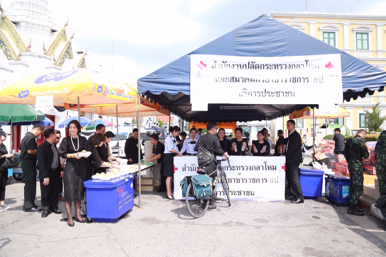 006 เมื่อ 14 ตุลาคม 2559 สมาคมภริยาฯ ร่วมกับสำนักงานแพทย์ฯ จัดสถานที่ให้บริการทางการแพทย์และแจกจ่ายน้ำดื่ม แก่ประชาชนที่เดินทางมาร่วมถวายน้ำสรงพระบรมศพ บริเวณด้านข้างศาลาว่าการกลาโหม ถนนหลักเมือง