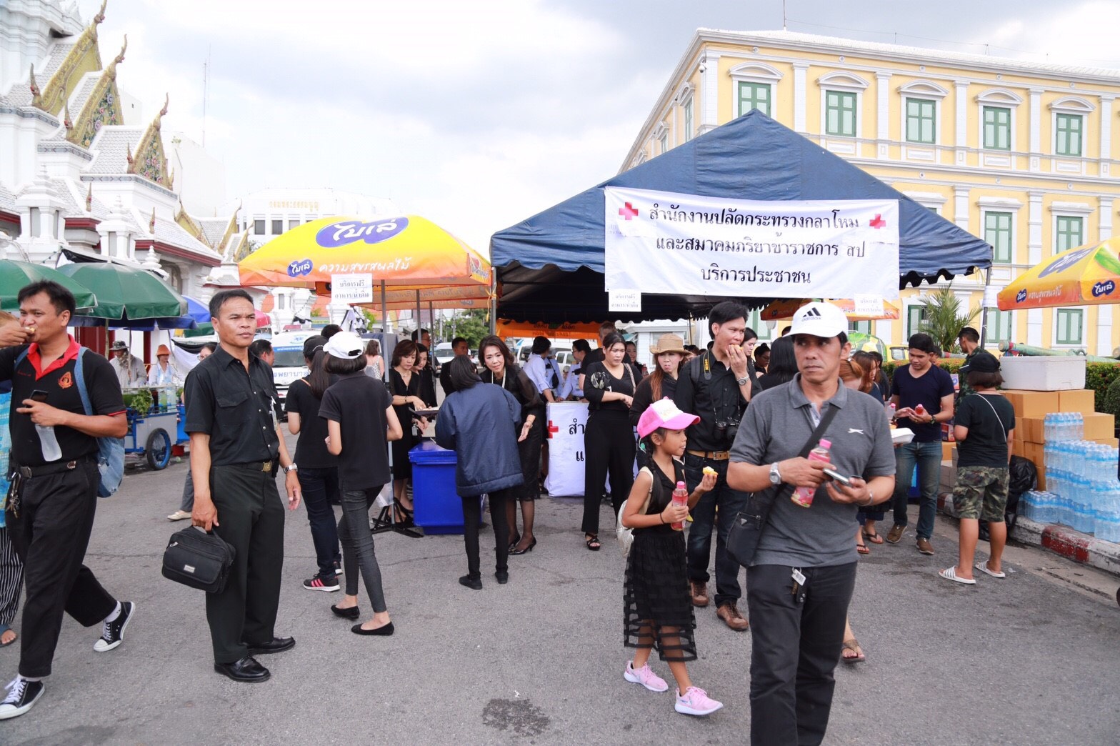 006 เมื่อ 14 ตุลาคม 2559 สมาคมภริยาฯ ร่วมกับสำนักงานแพทย์ฯ จัดสถานที่ให้บริการทางการแพทย์และแจกจ่ายน้ำดื่ม แก่ประชาชนที่เดินทางมาร่วมถวายน้ำสรงพระบรมศพ บริเวณด้านข้างศาลาว่าการกลาโหม ถนนหลักเมือง
