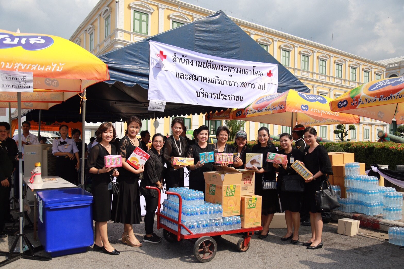 006 เมื่อ 14 ตุลาคม 2559 สมาคมภริยาฯ ร่วมกับสำนักงานแพทย์ฯ จัดสถานที่ให้บริการทางการแพทย์และแจกจ่ายน้ำดื่ม แก่ประชาชนที่เดินทางมาร่วมถวายน้ำสรงพระบรมศพ บริเวณด้านข้างศาลาว่าการกลาโหม ถนนหลักเมือง