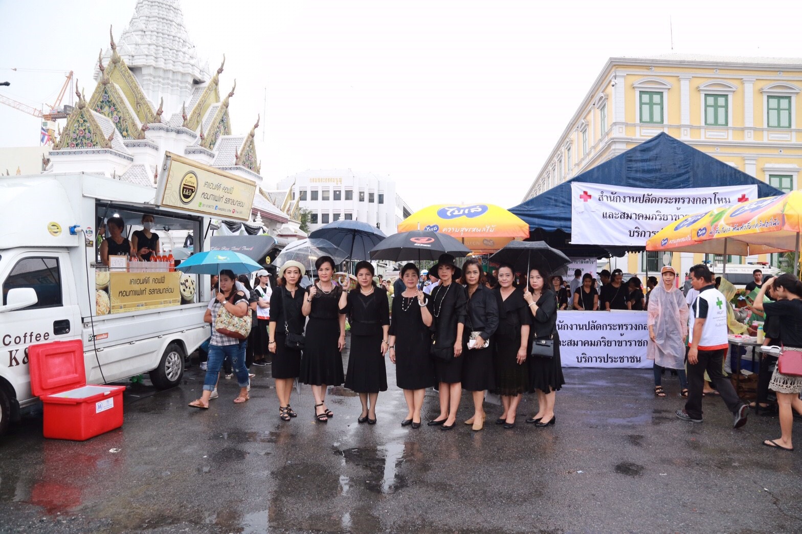 007 สมาคมภริยาฯ ร่วมกับ สป.ให้บริการอาหารและน้ำดื่ม ตลอดจนการบริการทางการแพทย์แก่ประชาชนที่มาถวาย...