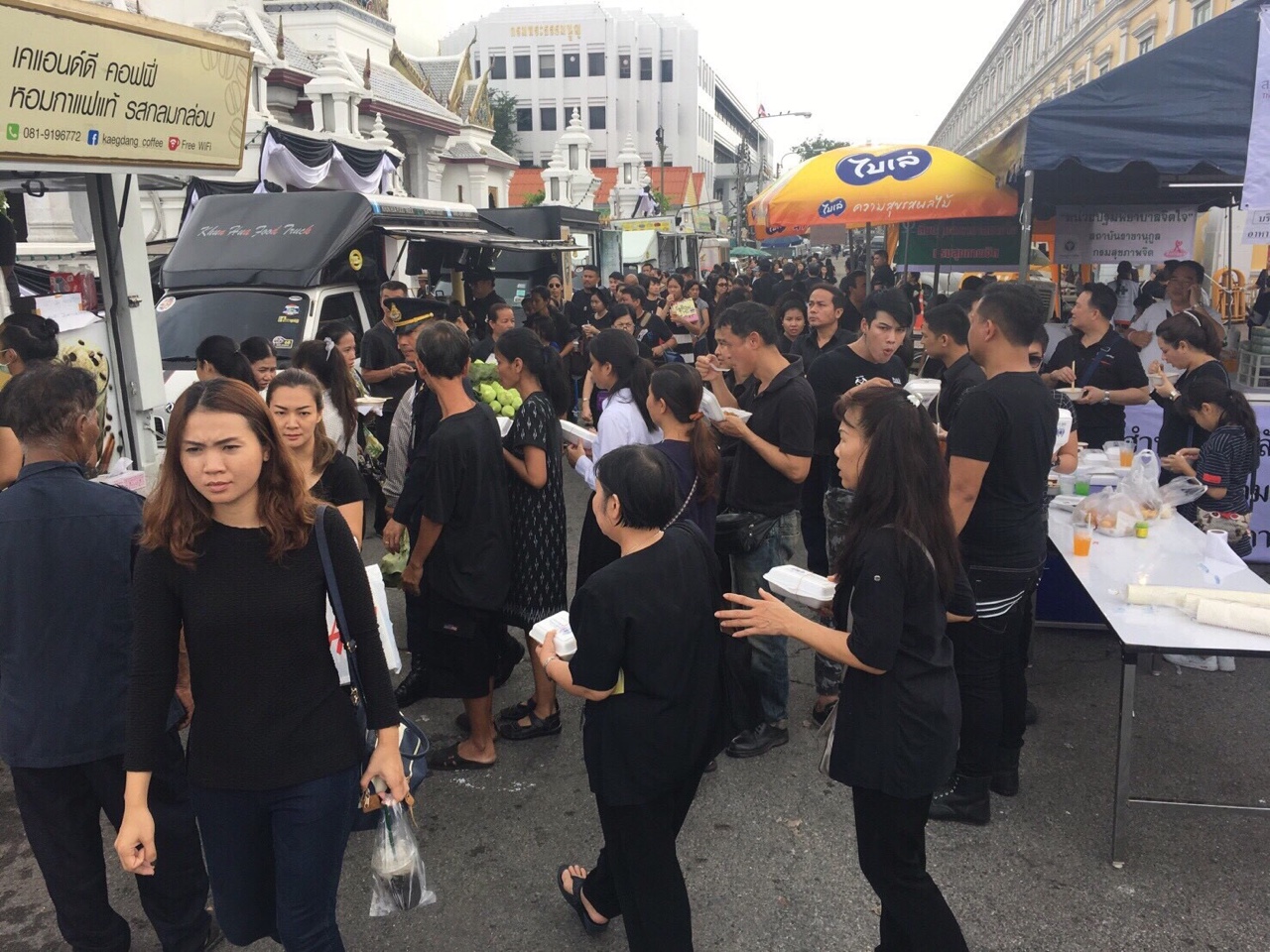 007 สมาคมภริยาฯ ร่วมกับ สป.ให้บริการอาหารและน้ำดื่ม ตลอดจนการบริการทางการแพทย์แก่ประชาชนที่มาถวายความอาลัย พระบาทสมเด็จพระปรมินทรมหาภูมิพลอดุลยเดช โดยมี คุณวิภาพร ช้างมงคล นายกสมาคมภริยาข้าราชการฯ ได้เดินทางไปเยี่ยมจุดให้บริการและร่วมกิจกรรมเป็นประจำทุกวัน (ห้วง 16-21 ต.ค.59)