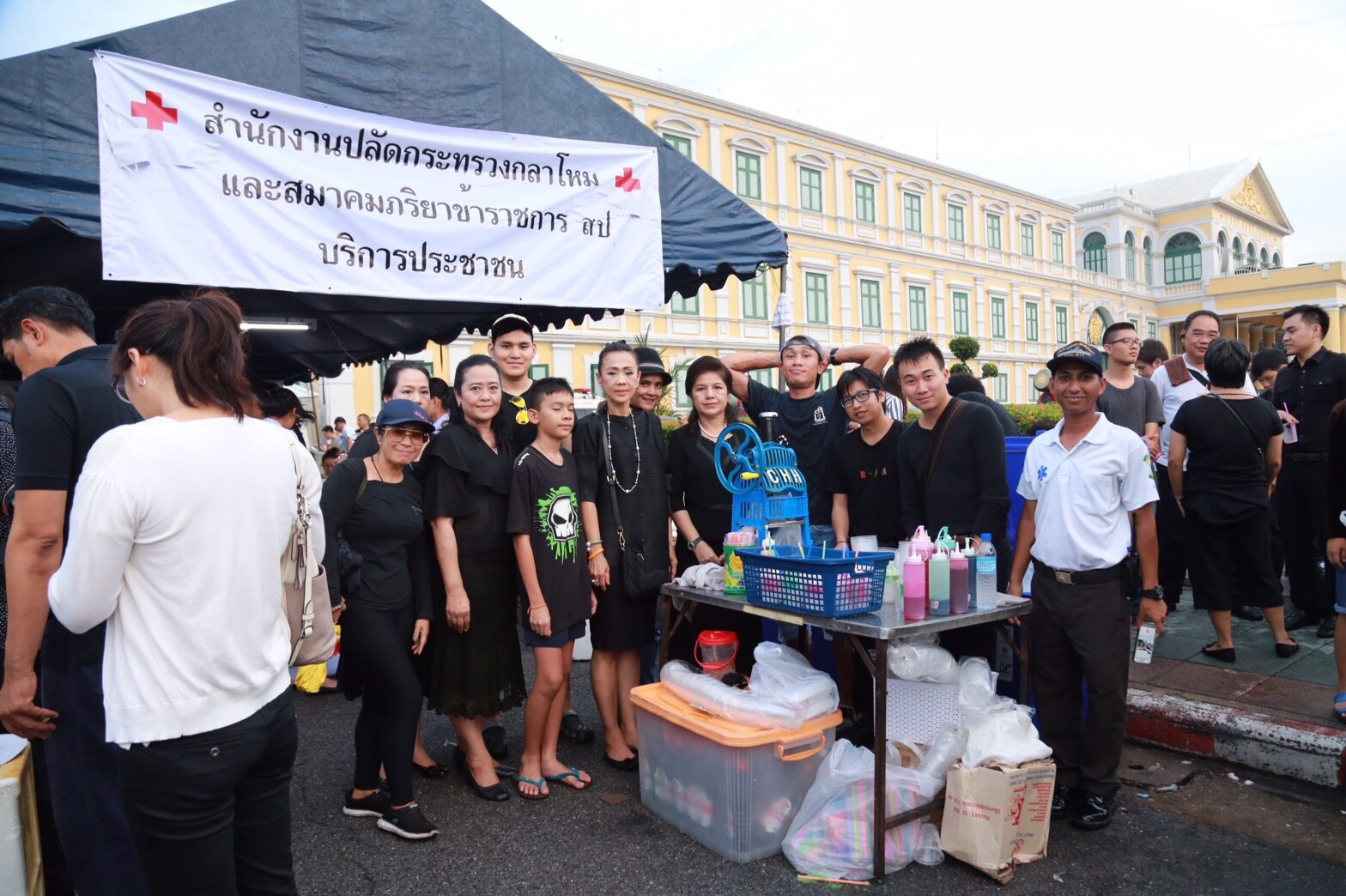 007 สมาคมภริยาฯ ร่วมกับ สป.ให้บริการอาหารและน้ำดื่ม ตลอดจนการบริการทางการแพทย์แก่ประชาชนที่มาถวายความอาลัย พระบาทสมเด็จพระปรมินทรมหาภูมิพลอดุลยเดช โดยมี คุณวิภาพร ช้างมงคล นายกสมาคมภริยาข้าราชการฯ ได้เดินทางไปเยี่ยมจุดให้บริการและร่วมกิจกรรมเป็นประจำทุกวัน (ห้วง 16-21 ต.ค.59)