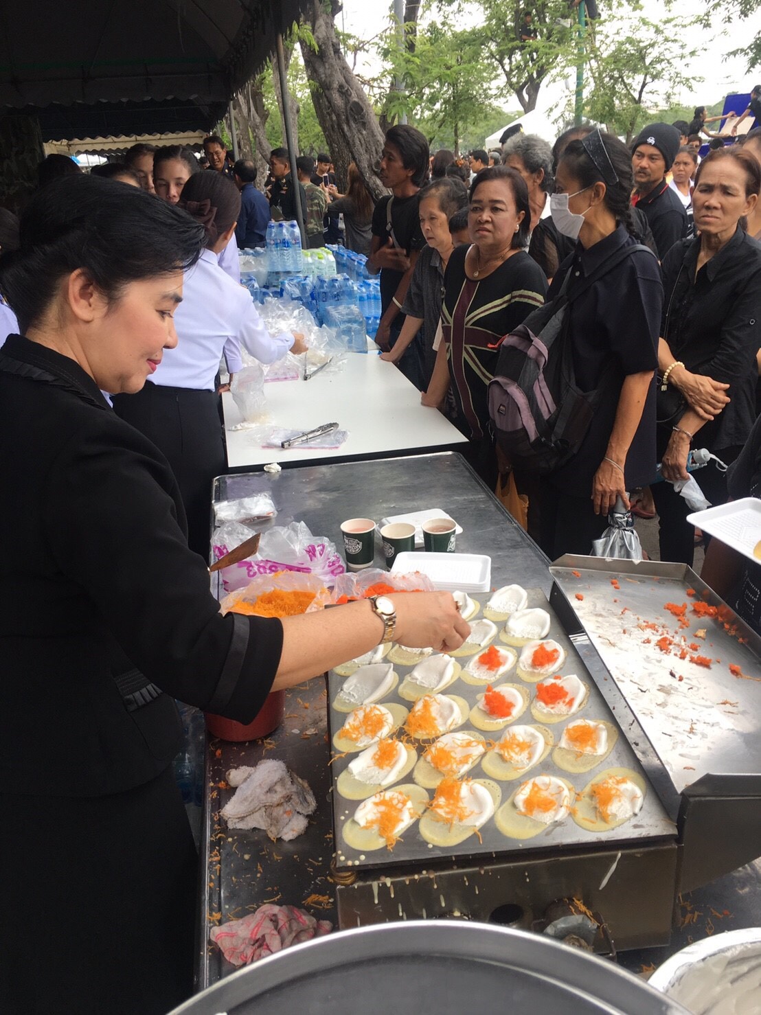 007 สมาคมภริยาฯ ร่วมกับ สป.ให้บริการอาหารและน้ำดื่ม ตลอดจนการบริการทางการแพทย์แก่ประชาชนที่มาถวายความอาลัย พระบาทสมเด็จพระปรมินทรมหาภูมิพลอดุลยเดช โดยมี คุณวิภาพร ช้างมงคล นายกสมาคมภริยาข้าราชการฯ ได้เดินทางไปเยี่ยมจุดให้บริการและร่วมกิจกรรมเป็นประจำทุกวัน (ห้วง 16-21 ต.ค.59)