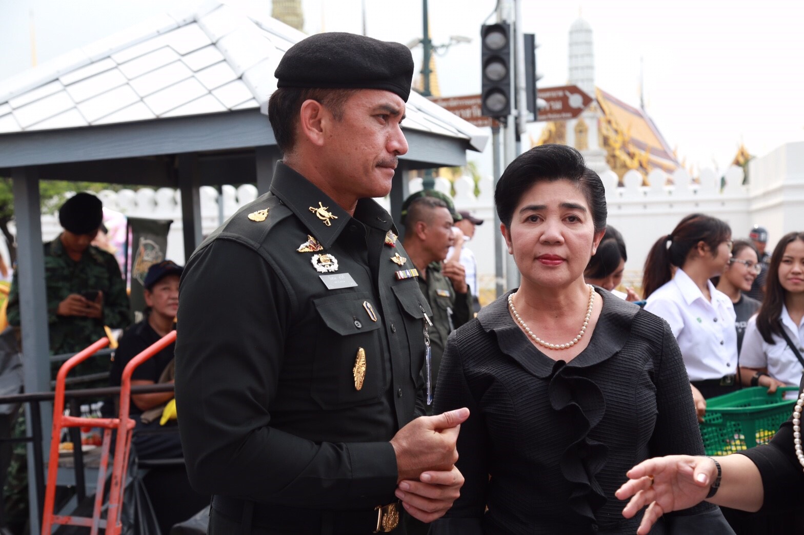 007 สมาคมภริยาฯ ร่วมกับ สป.ให้บริการอาหารและน้ำดื่ม ตลอดจนการบริการทางการแพทย์แก่ประชาชนที่มาถวายความอาลัย พระบาทสมเด็จพระปรมินทรมหาภูมิพลอดุลยเดช โดยมี คุณวิภาพร ช้างมงคล นายกสมาคมภริยาข้าราชการฯ ได้เดินทางไปเยี่ยมจุดให้บริการและร่วมกิจกรรมเป็นประจำทุกวัน (ห้วง 16-21 ต.ค.59)