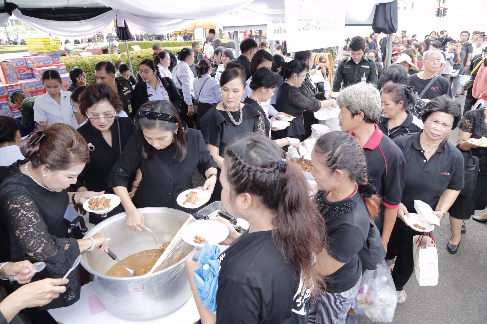 007 สมาคมภริยาฯ ร่วมกับ สป.ให้บริการอาหารและน้ำดื่ม ตลอดจนการบริการทางการแพทย์แก่ประชาชนที่มาถวายความอาลัย พระบาทสมเด็จพระปรมินทรมหาภูมิพลอดุลยเดช โดยมี คุณวิภาพร ช้างมงคล นายกสมาคมภริยาข้าราชการฯ ได้เดินทางไปเยี่ยมจุดให้บริการและร่วมกิจกรรมเป็นประจำทุกวัน (ห้วง 16-21 ต.ค.59)