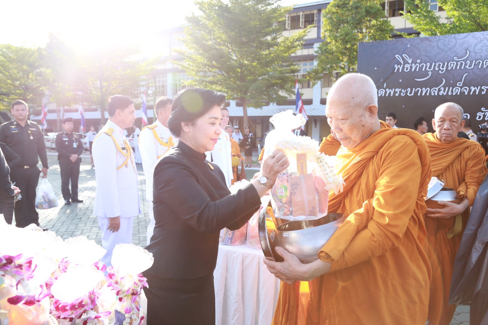 014 เมื่อ 1 ธันวาคม 2559 นายกสมาคมภริยาฯ พร้อมด้วยคณะกรรมการฯ ร่วมพิธีบำเพ็ญกุศลปัญญาสมวาร (50 วัน) และทำบุญตักบาตรเพื่อถวายเป็นพระราชกุศลแด่พระบาทสมเด็จพระปรมินทรมหาภูมิพลอดุลยเดช ณ ลานอเนกประสงค์ ในศาลาว่าการกลาโหม