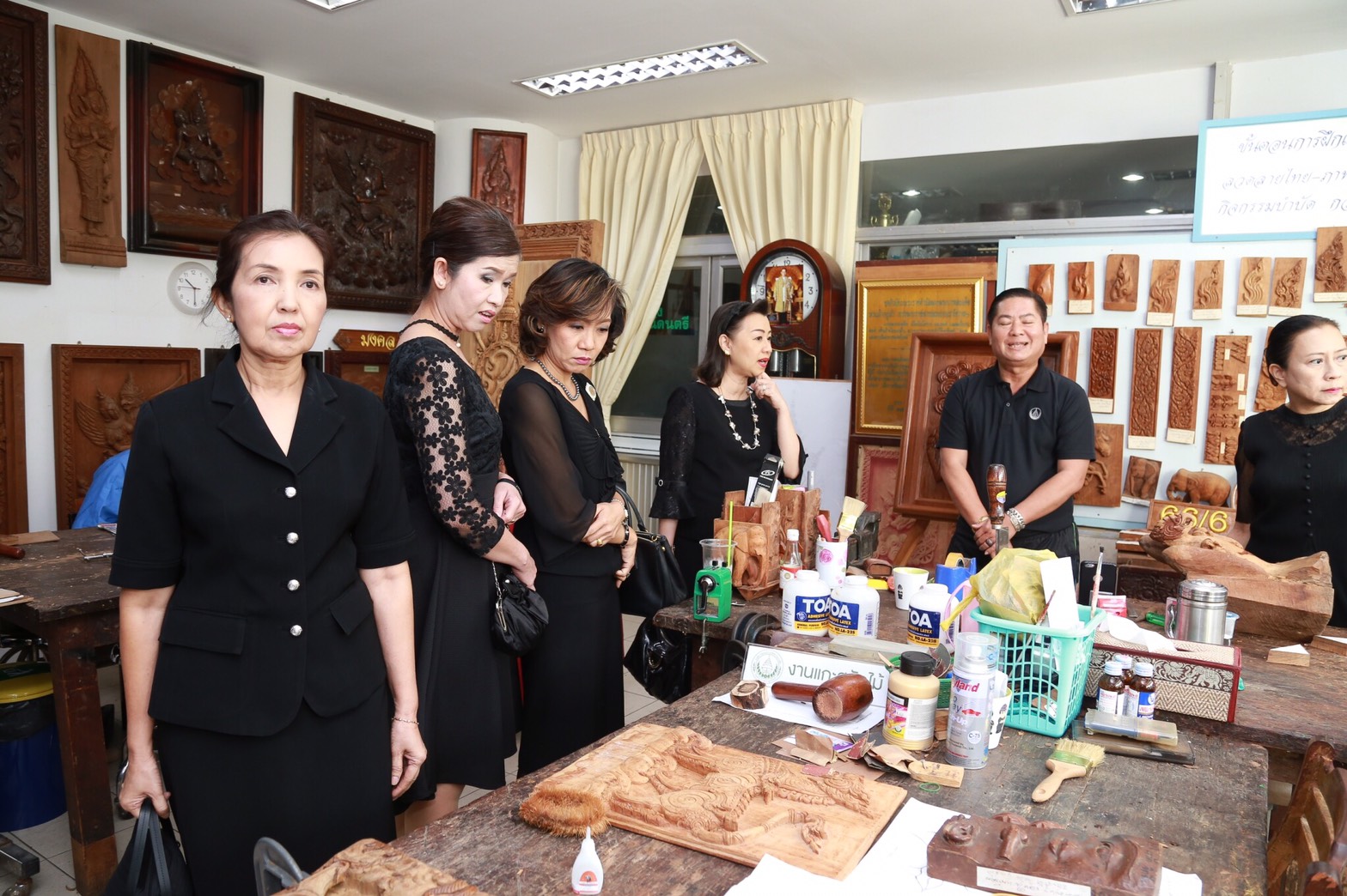 016 เมื่อวันที่ 7 ธันวาคม 2559 คณะกรรมการสมาคมภริยาฯ ร่วมกิจกรรมของมูลนิธิสงเคราะห์ครอบครัวทหารผ่านศึกร่วมกับสมาคมช่างผม-เสริมสวย แห่งประเทศไทย เพื่อน้อมเกล้าน้อมกระหม่อมถวายเป็นพระราชกุศลแด่พระบาทสมเด็จพระปรมินทรมหาภูมิพลอดุลยเดช ณ โรงพยาบาลทหารผ่านศึก ถ.วิภาวดีรังสิต