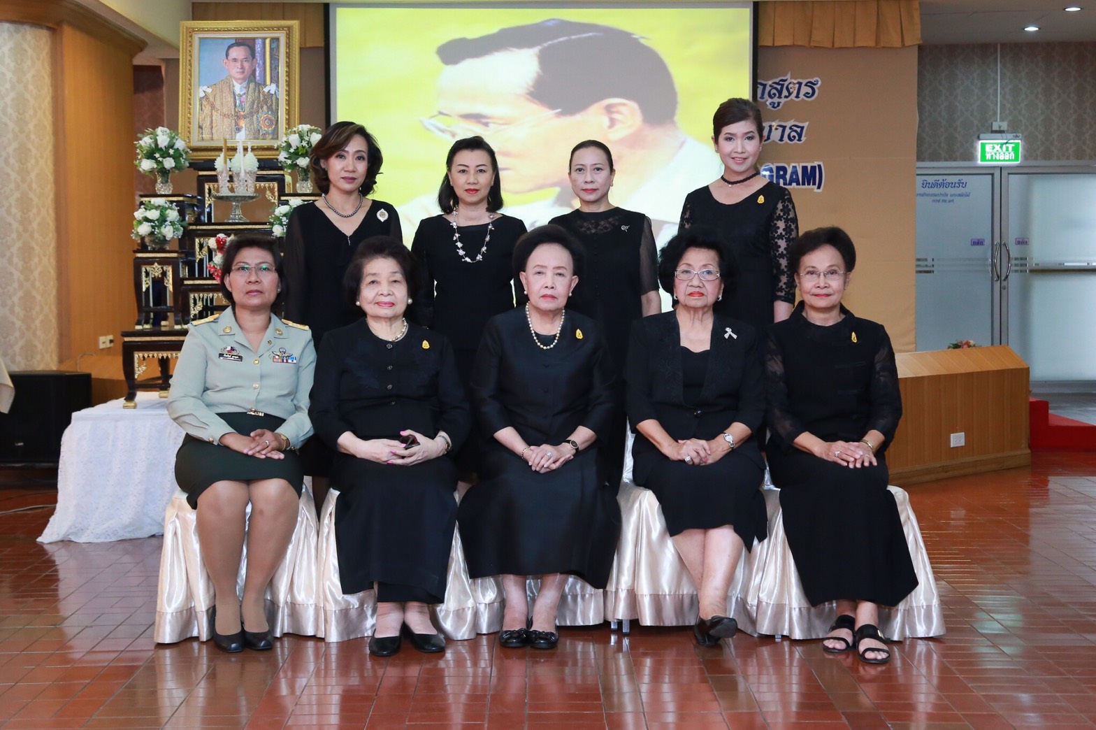 016 เมื่อวันที่ 7 ธันวาคม 2559 คณะกรรมการสมาคมภริยาฯ ร่วมกิจกรรมของมูลนิธิสงเคราะห์ครอบครัวทหารผ่านศึกร่วมกับสมาคมช่างผม-เสริมสวย แห่งประเทศไทย เพื่อน้อมเกล้าน้อมกระหม่อมถวายเป็นพระราชกุศลแด่พระบาทสมเด็จพระปรมินทรมหาภูมิพลอดุลยเดช ณ โรงพยาบาลทหารผ่านศึก ถ.วิภาวดีรังสิต