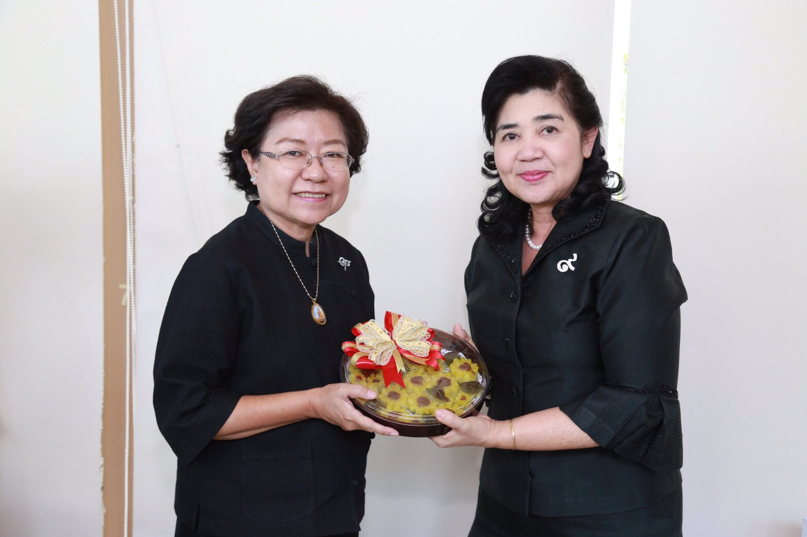 017 เมื่อวันที่ 21 ธันวาคม 2559 นายกสมาคมภริยาฯ, อุปนายกสมาคมฯ(3) พร้อมด้วยคณะกรรมการสมาคมฯ เข้าอำนวยพรและขอรับพร เนื่องในโอกาสวันขึ้นปีใหม่ จาก พลโทหญิงวรนุช เบื้องบน และคุณแสงอรุณ กาญจนรัตน์ อดีตนายกสมาคมภริยาข้าราชการสำนักงานปลัดกระทรวงกลาโหม ตามลำดับ
