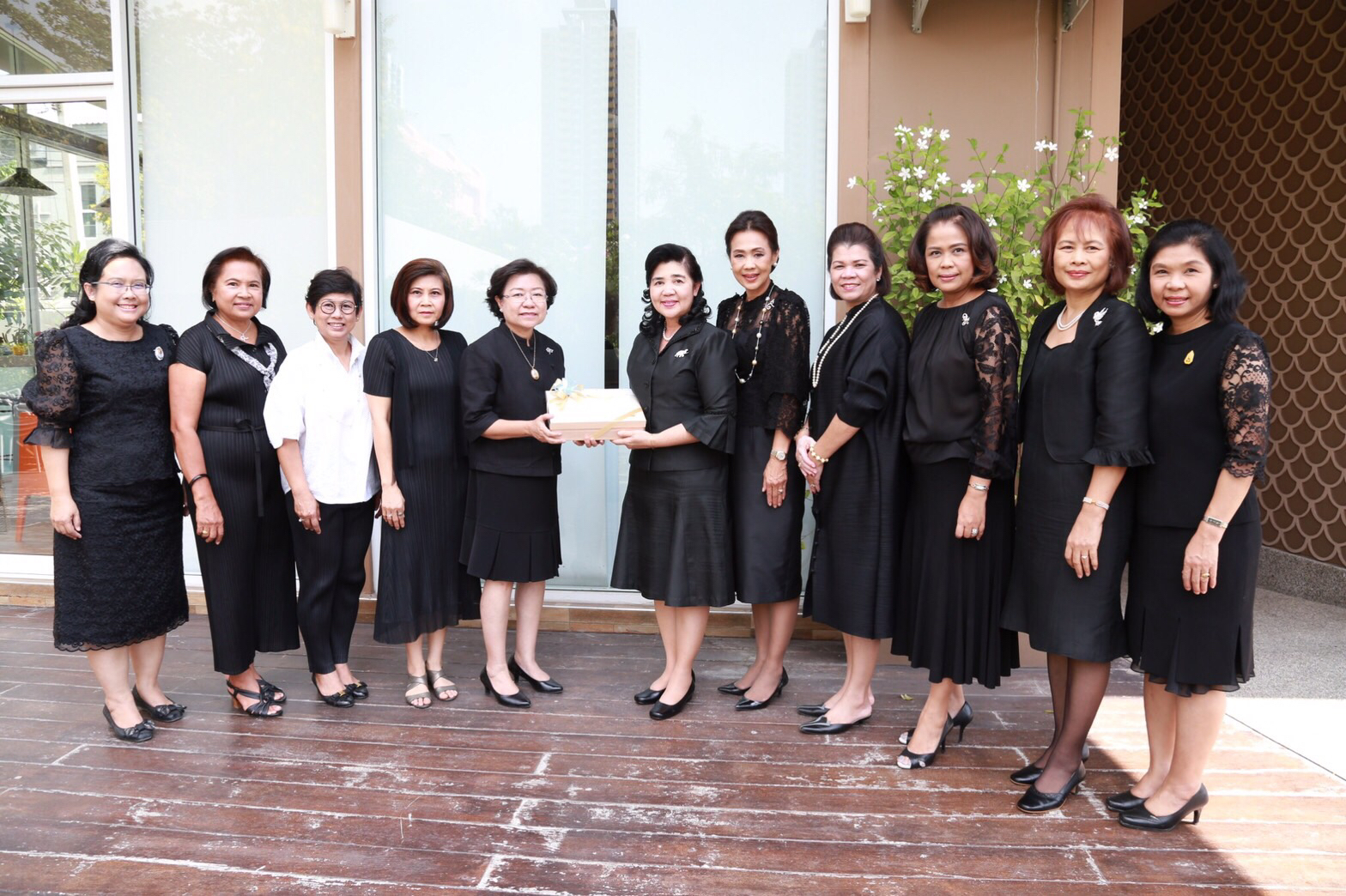 017 เมื่อวันที่ 21 ธันวาคม 2559 นายกสมาคมภริยาฯ, อุปนายกสมาคมฯ(3) พร้อมด้วยคณะกรรมการสมาคมฯ เข้าอำนวยพรและขอรับพร เนื่องในโอกาสวันขึ้นปีใหม่ จาก พลโทหญิงวรนุช เบื้องบน และคุณแสงอรุณ กาญจนรัตน์ อดีตนายกสมาคมภริยาข้าราชการสำนักงานปลัดกระทรวงกลาโหม ตามลำดับ