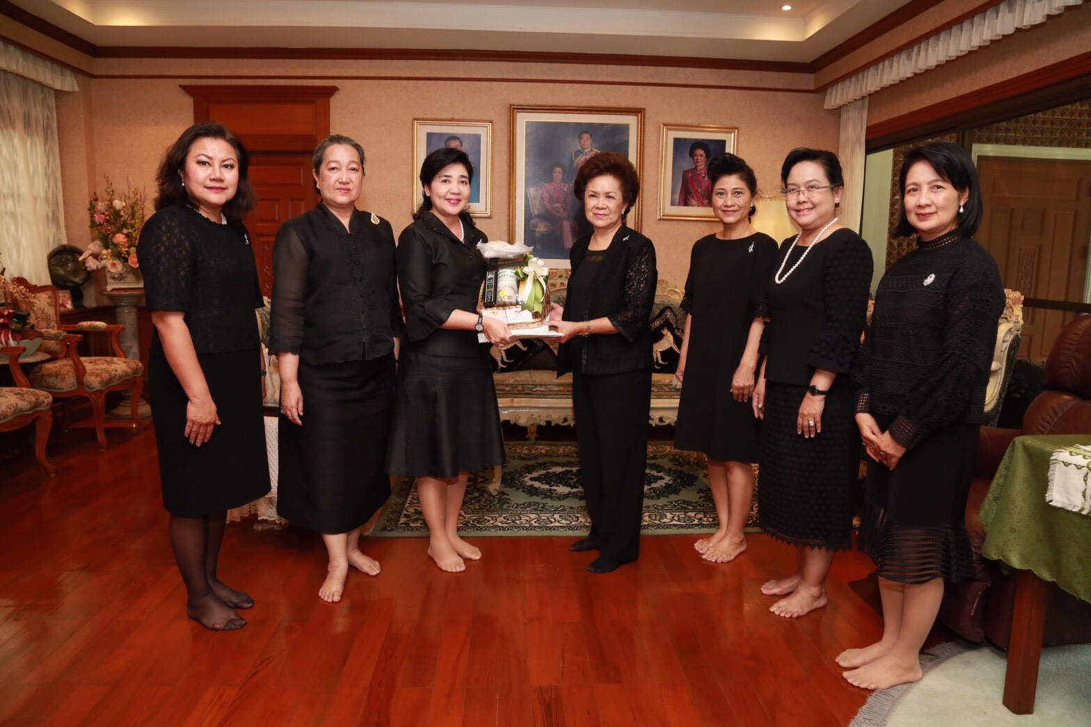 018 เมื่อวันที่ 28 ธันวาคม 2559 นายกสมาคมภริยาฯ, อุปนายกสมาคมฯ(4) พร้อมด้วยคณะกรรมการสมาคมฯ เข้าอำนวยพรและขอรับพร เนื่องในโอกาสวันขึ้นปีใหม่จากคุณศศิณี ภัททิยกุล นาวาอากาศเอกหญิง แพทย์หญิงเพ็ญศรี เกษโกวิท และคุณหญิง กรกช มีเพียร อดีตนายกสมาคมภริยาข้าราชการสำนักงานปลัดกระทรวงกลาโหม ตามลำดับ