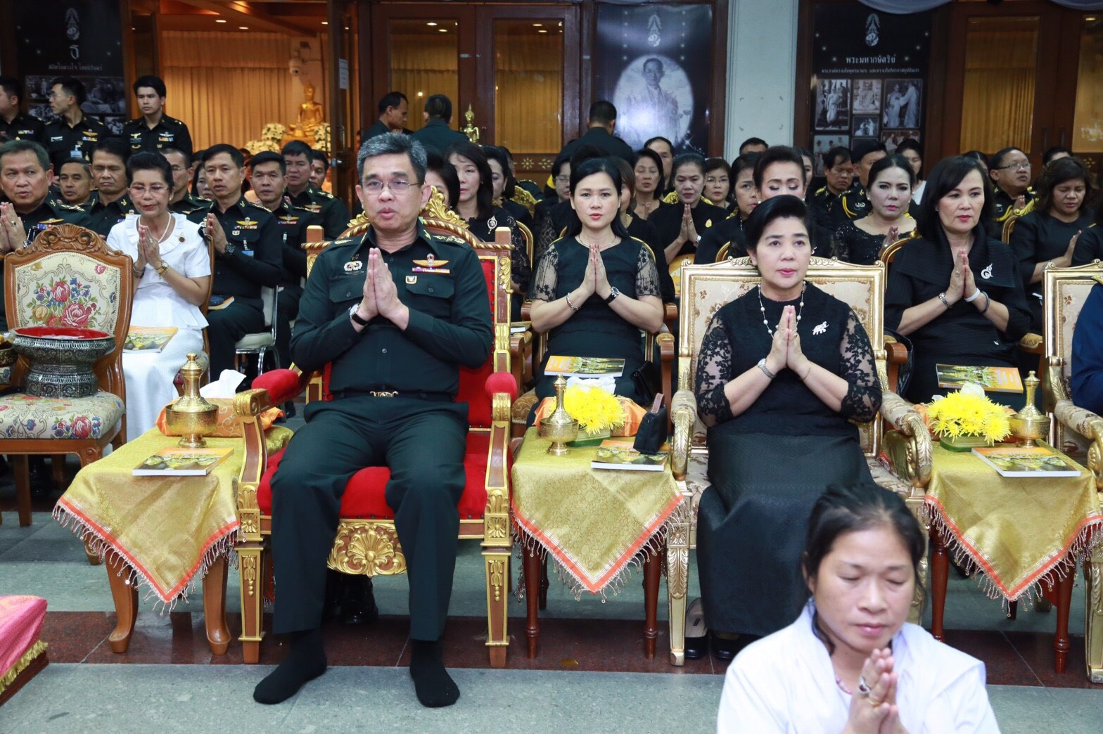 019 เมื่อวันที่ 31 ธันวาคม 2559 นายกสมาคมภริยาฯ พร้อมด้วยคณะกรรมการสมาคมฯ ร่วมกิจกรรมสวดมนต์ข้ามปี ส่งท้ายปีเก่าวิถีไทย ต้อนรับปีใหม่วิถีพุทธ พุทธศักราช 2560 ถวายเป็นพระราชกุศล ณ วัดพิชยญาติการามวรวิหาร เขตคลองสาน กรุงเทพมหานคร โดยมี พลเอกชัยชาญ ช้างมงคล ปลัดกระทรวงกลาโหม ผู้แทนรัฐมนตรีว่าการกระทรวงกลาโหม เป็นประธานในพิธี