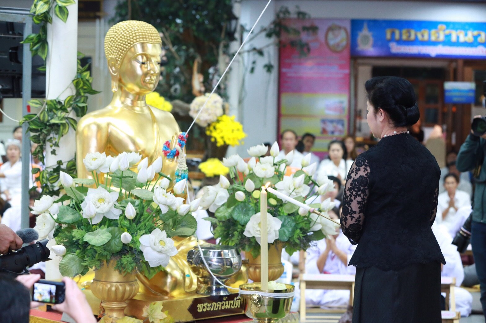 019 เมื่อวันที่ 31 ธันวาคม 2559 นายกสมาคมภริยาฯ พร้อมด้วยคณะกรรมการสมาคมฯ ร่วมกิจกรรมสวดมนต์ข้ามปี ส่งท้ายปีเก่าวิถีไทย ต้อนรับปีใหม่วิถีพุทธ พุทธศักราช 2560 ถวายเป็นพระราชกุศล ณ วัดพิชยญาติการามวรวิหาร เขตคลองสาน กรุงเทพมหานคร โดยมี พลเอกชัยชาญ ช้างมงคล ปลัดกระทรวงกลาโหม ผู้แทนรัฐมนตรีว่าการกระทรวงกลาโหม เป็นประธานในพิธี