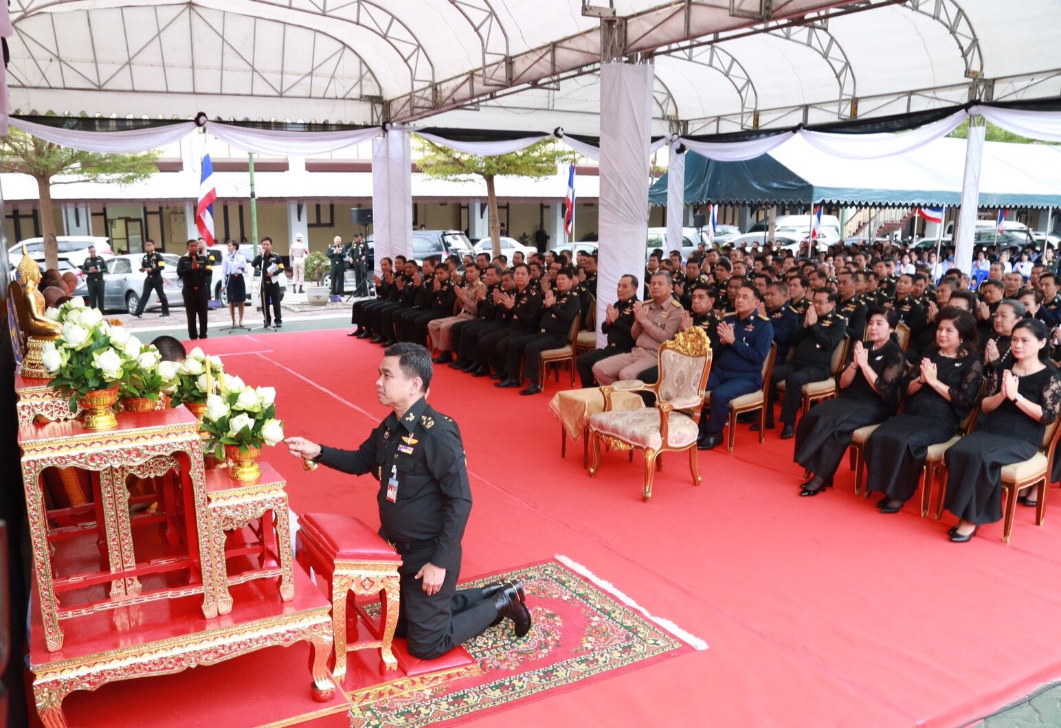 021 เมื่อวันที่ 4 มกราคม 2560 นายกสมาคมภริยาฯ อุปนายกสมาคมฯ และคณะกรรมการสมาคมฯ ร่วมพิธีทำบุญตัก...