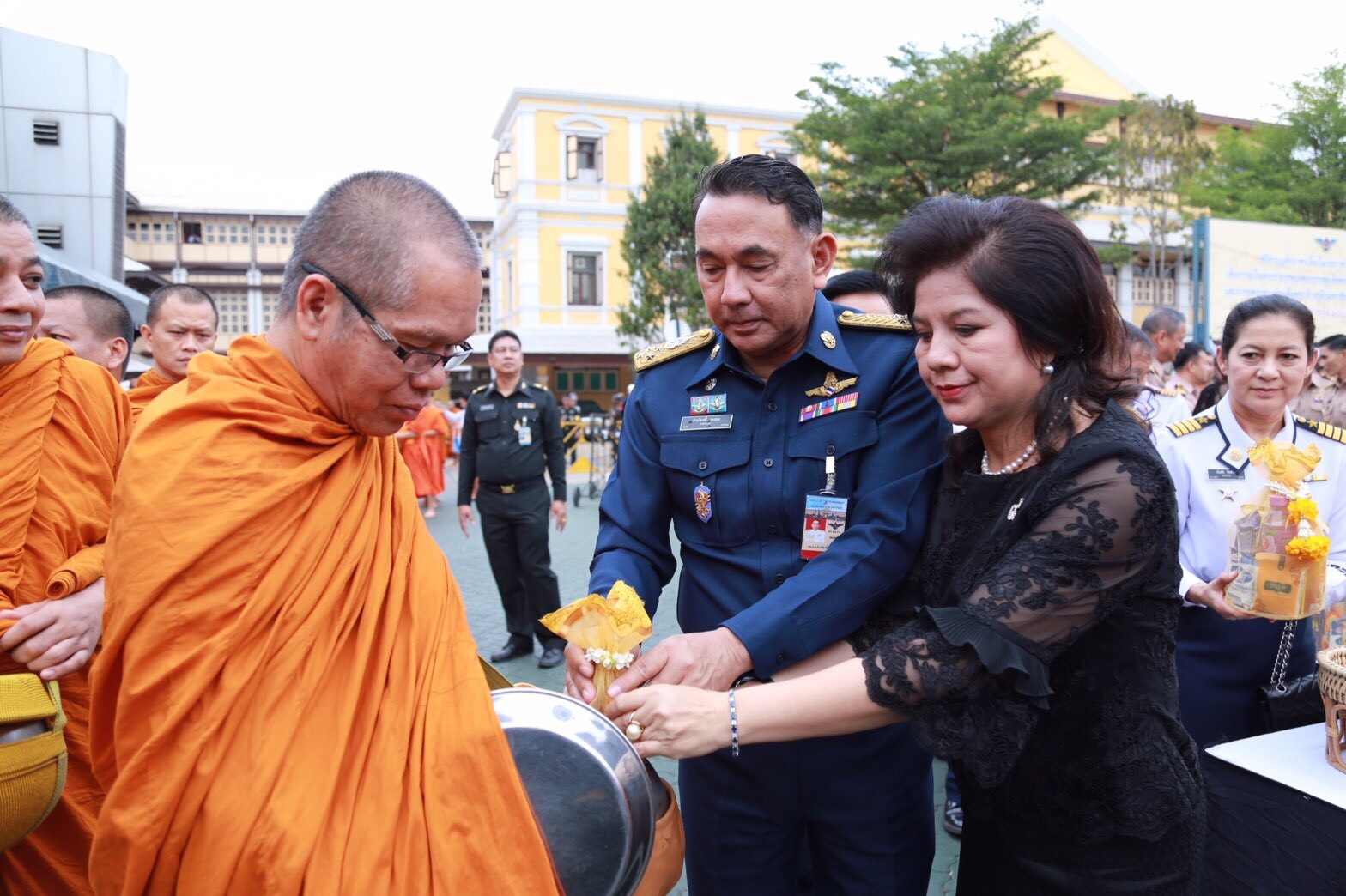 021 เมื่อวันที่ 4 มกราคม 2560 นายกสมาคมภริยาฯ อุปนายกสมาคมฯ และคณะกรรมการสมาคมฯ ร่วมพิธีทำบุญตักบาตร เนื่องในเทศกาลวันขึ้นปีใหม่ 2560 เพื่อถวายเป็นพระราชกุศลแด่พระบาทสมเด็จพระปรมินทรมหาภูมิพลอดุลยเดช และถวายพระพรแด่สมเด็จพระเจ้าอยู่หัวมหาวชิราลงกรณ บดินทรเทพยวรางกูร ณ ลานอเนกประสงค์ ในศาลาว่าการกลาโหม