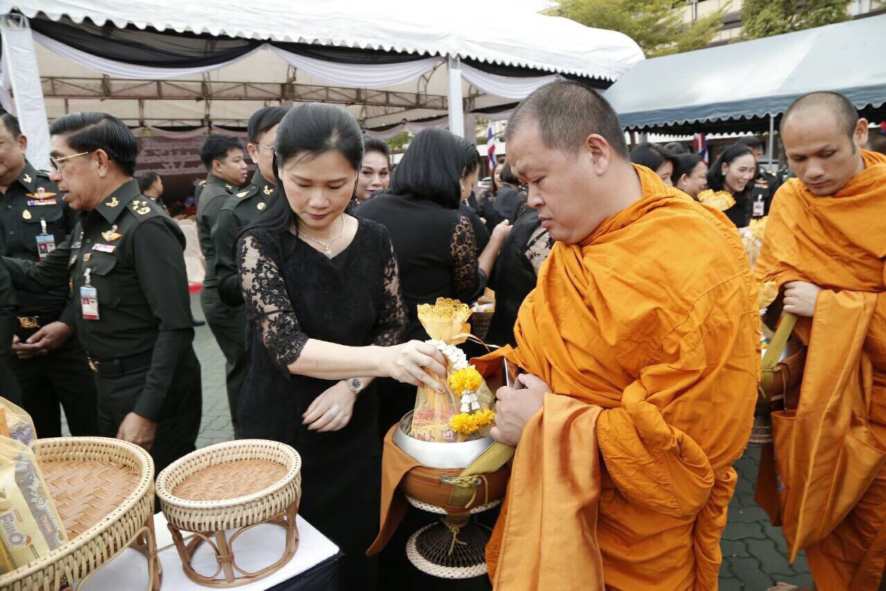 021 เมื่อวันที่ 4 มกราคม 2560 นายกสมาคมภริยาฯ อุปนายกสมาคมฯ และคณะกรรมการสมาคมฯ ร่วมพิธีทำบุญตักบาตร เนื่องในเทศกาลวันขึ้นปีใหม่ 2560 เพื่อถวายเป็นพระราชกุศลแด่พระบาทสมเด็จพระปรมินทรมหาภูมิพลอดุลยเดช และถวายพระพรแด่สมเด็จพระเจ้าอยู่หัวมหาวชิราลงกรณ บดินทรเทพยวรางกูร ณ ลานอเนกประสงค์ ในศาลาว่าการกลาโหม