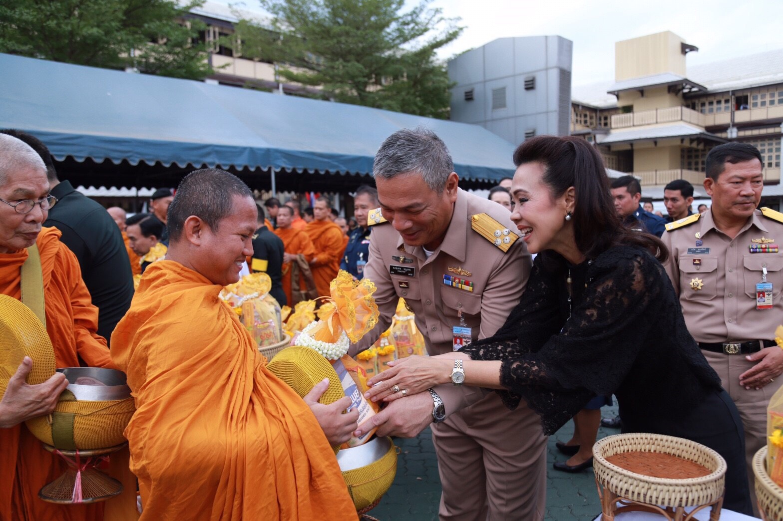 021 เมื่อวันที่ 4 มกราคม 2560 นายกสมาคมภริยาฯ อุปนายกสมาคมฯ และคณะกรรมการสมาคมฯ ร่วมพิธีทำบุญตักบาตร เนื่องในเทศกาลวันขึ้นปีใหม่ 2560 เพื่อถวายเป็นพระราชกุศลแด่พระบาทสมเด็จพระปรมินทรมหาภูมิพลอดุลยเดช และถวายพระพรแด่สมเด็จพระเจ้าอยู่หัวมหาวชิราลงกรณ บดินทรเทพยวรางกูร ณ ลานอเนกประสงค์ ในศาลาว่าการกลาโหม