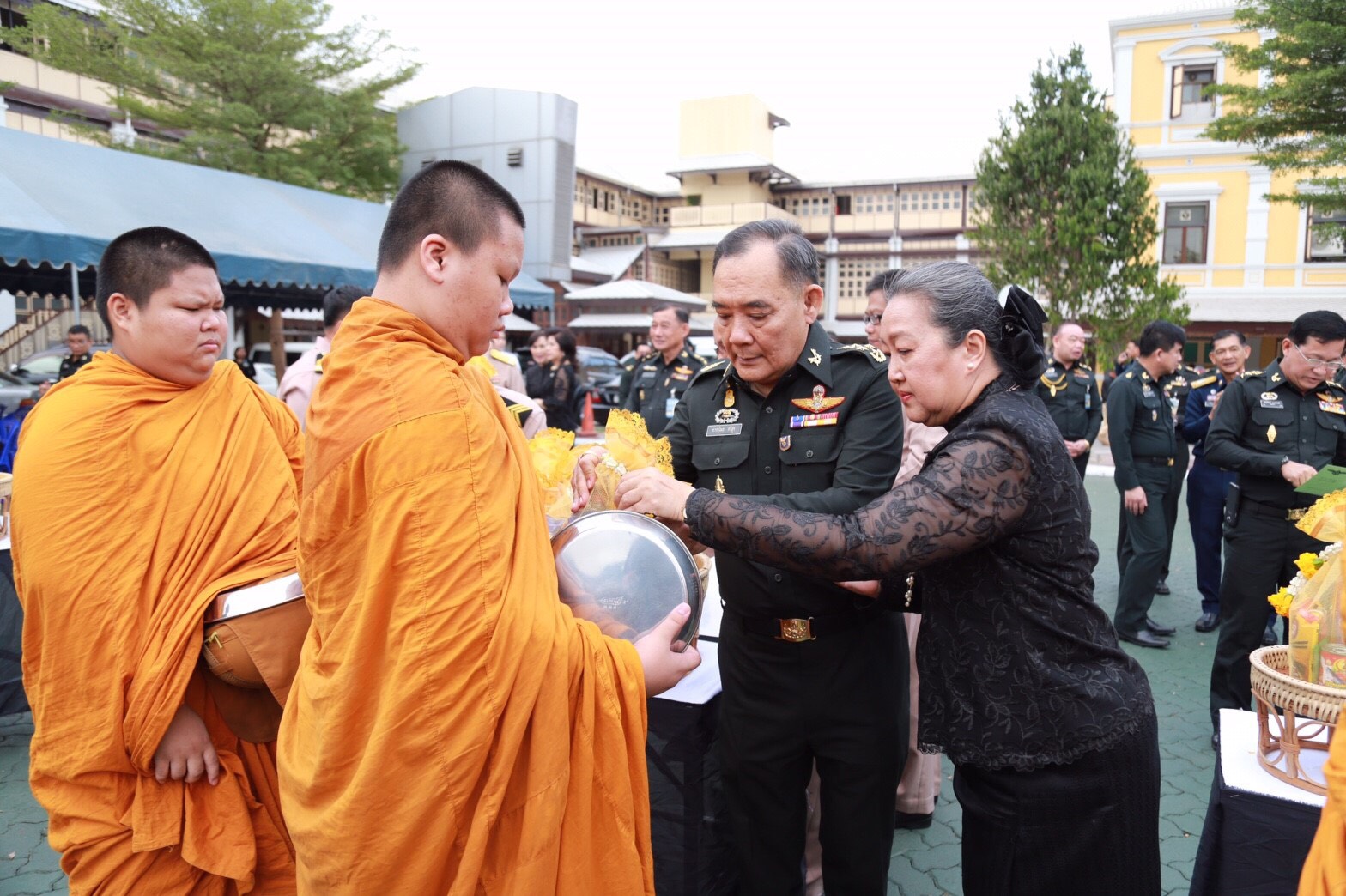021 เมื่อวันที่ 4 มกราคม 2560 นายกสมาคมภริยาฯ อุปนายกสมาคมฯ และคณะกรรมการสมาคมฯ ร่วมพิธีทำบุญตักบาตร เนื่องในเทศกาลวันขึ้นปีใหม่ 2560 เพื่อถวายเป็นพระราชกุศลแด่พระบาทสมเด็จพระปรมินทรมหาภูมิพลอดุลยเดช และถวายพระพรแด่สมเด็จพระเจ้าอยู่หัวมหาวชิราลงกรณ บดินทรเทพยวรางกูร ณ ลานอเนกประสงค์ ในศาลาว่าการกลาโหม