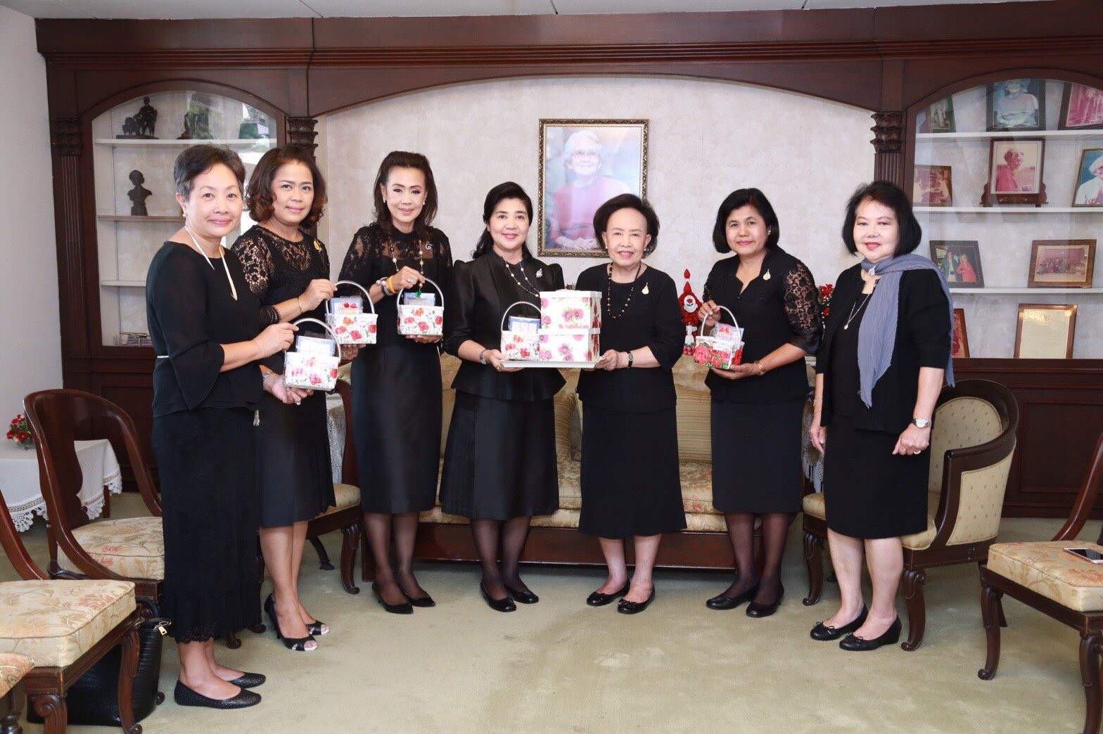 022 เมื่อวันที่ 4 มกราคม 2560 นายกสมาคมภริยาฯ, อุปนายกสมาคมฯ(3) พร้อมด้วยคณะกรรมการสมาคมฯ เข้าอำนวยพร และขอรับพรเนื่องในโอกาสวันขึ้นปีใหม่จาก คุณหญิงแสงเดือน ณ นคร ประธานมูลนิธิสงเคราะห์ครอบครัวทหารผ่านศึก หลังจากนั้นได้เข้าอำนวยพรและขอรับพรเนื่องในโอกาสวันขึ้นปีใหม่จากคุณหญิงอรพรรณ ศศิประภา อดีตนายกสมาคมภริยาข้าราชการสำนักงานปลัดกระทรวงกลาโหม
