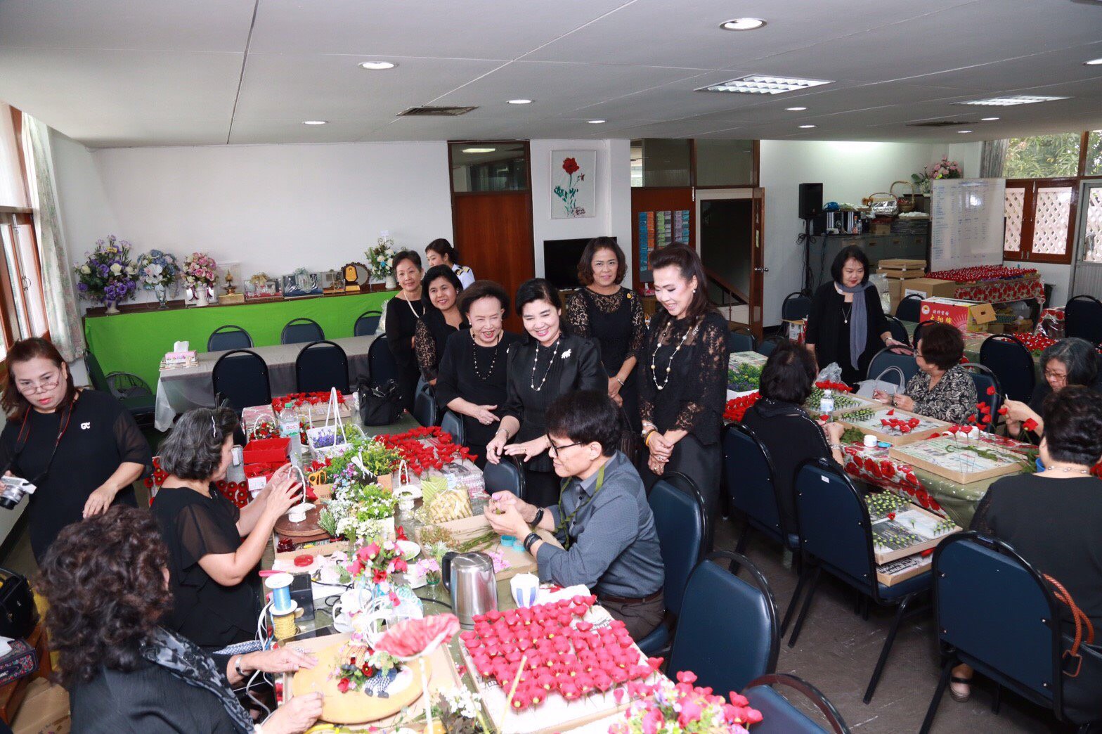 022 เมื่อวันที่ 4 มกราคม 2560 นายกสมาคมภริยาฯ, อุปนายกสมาคมฯ(3) พร้อมด้วยคณะกรรมการสมาคมฯ เข้าอำนวยพร และขอรับพรเนื่องในโอกาสวันขึ้นปีใหม่จาก คุณหญิงแสงเดือน ณ นคร ประธานมูลนิธิสงเคราะห์ครอบครัวทหารผ่านศึก หลังจากนั้นได้เข้าอำนวยพรและขอรับพรเนื่องในโอกาสวันขึ้นปีใหม่จากคุณหญิงอรพรรณ ศศิประภา อดีตนายกสมาคมภริยาข้าราชการสำนักงานปลัดกระทรวงกลาโหม